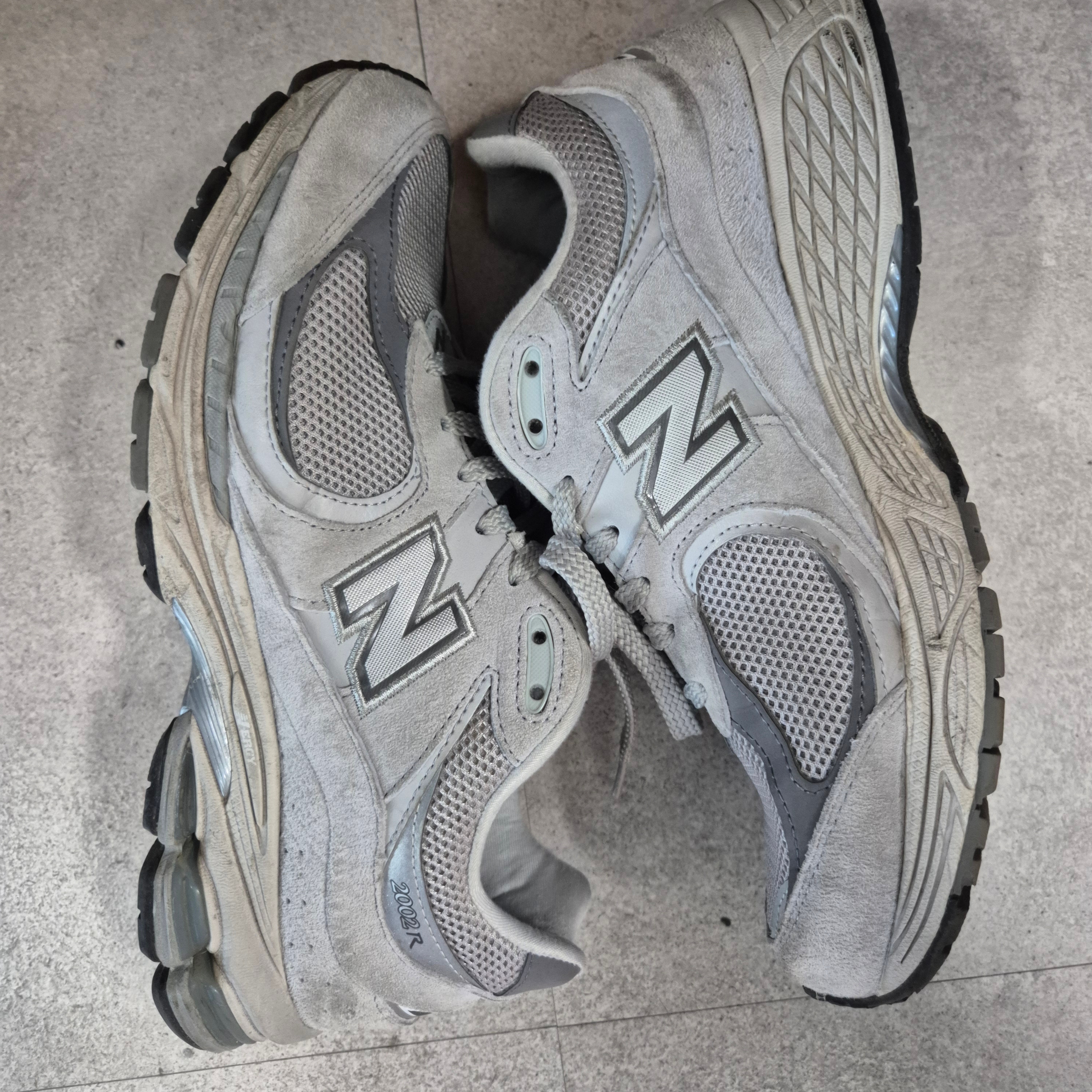 New Balance 2002R Grey 착용 스타일