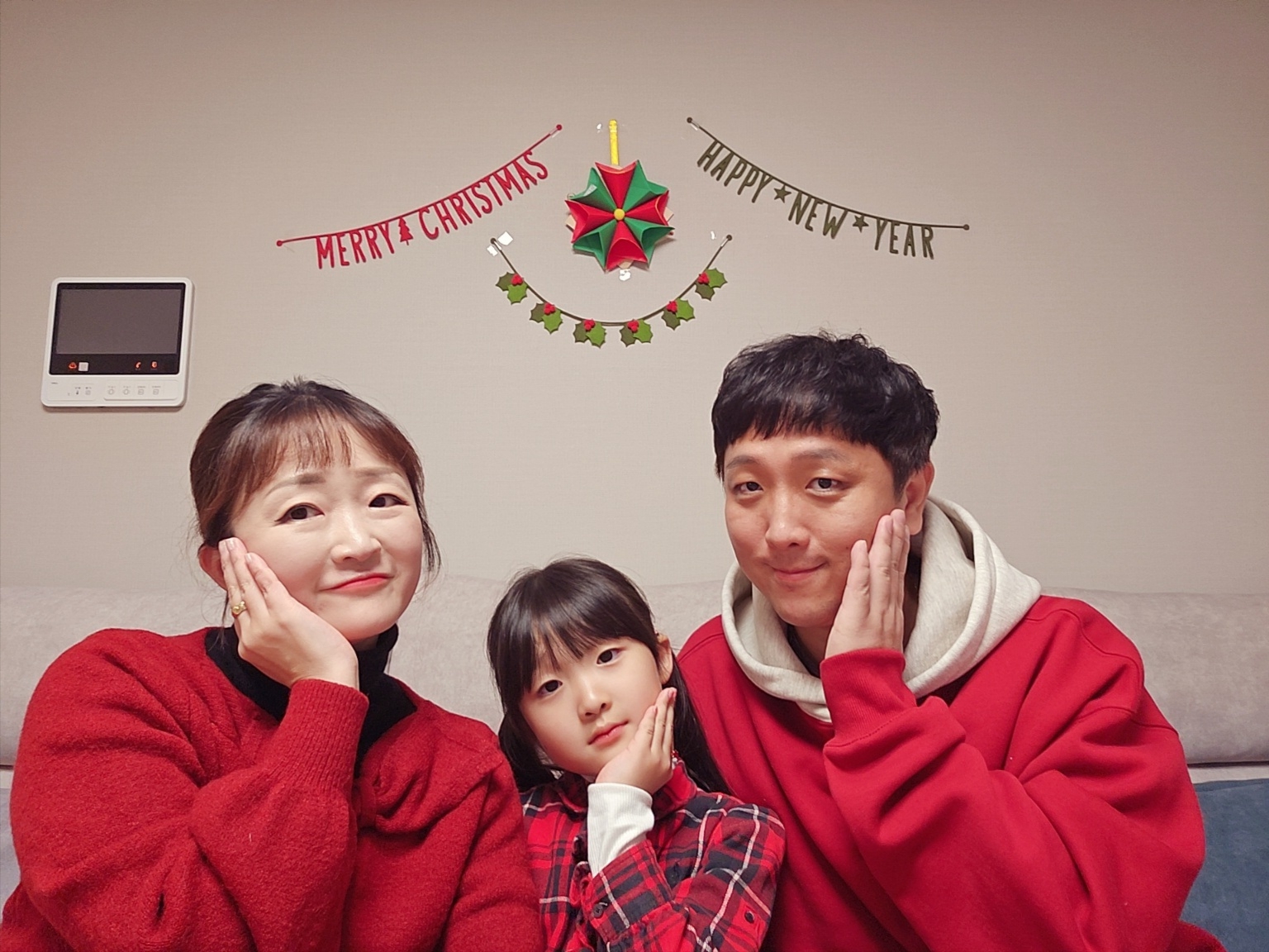 IAB Studio 24 Christmas Hoodie Burgundy Oatmeal 착용 스타일 - 2