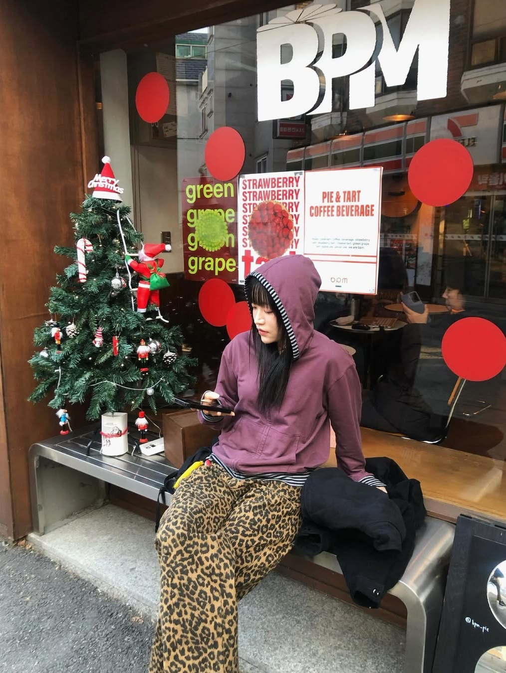 Karactor Leopard Cotton Twill Pants Beige 착용 스타일