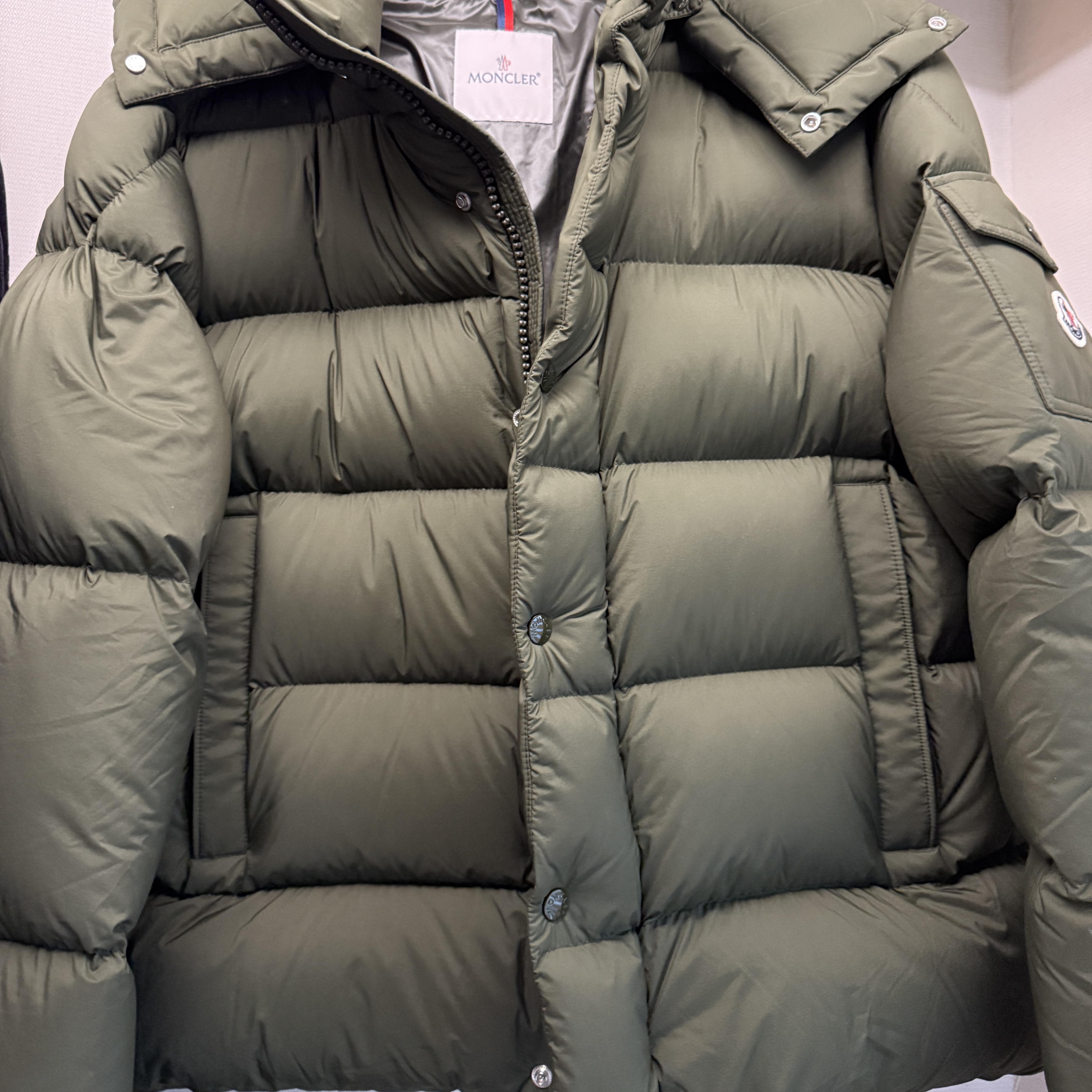 Moncler Vezere Short Down Jacket Olive Green - 23FW 착용 스타일