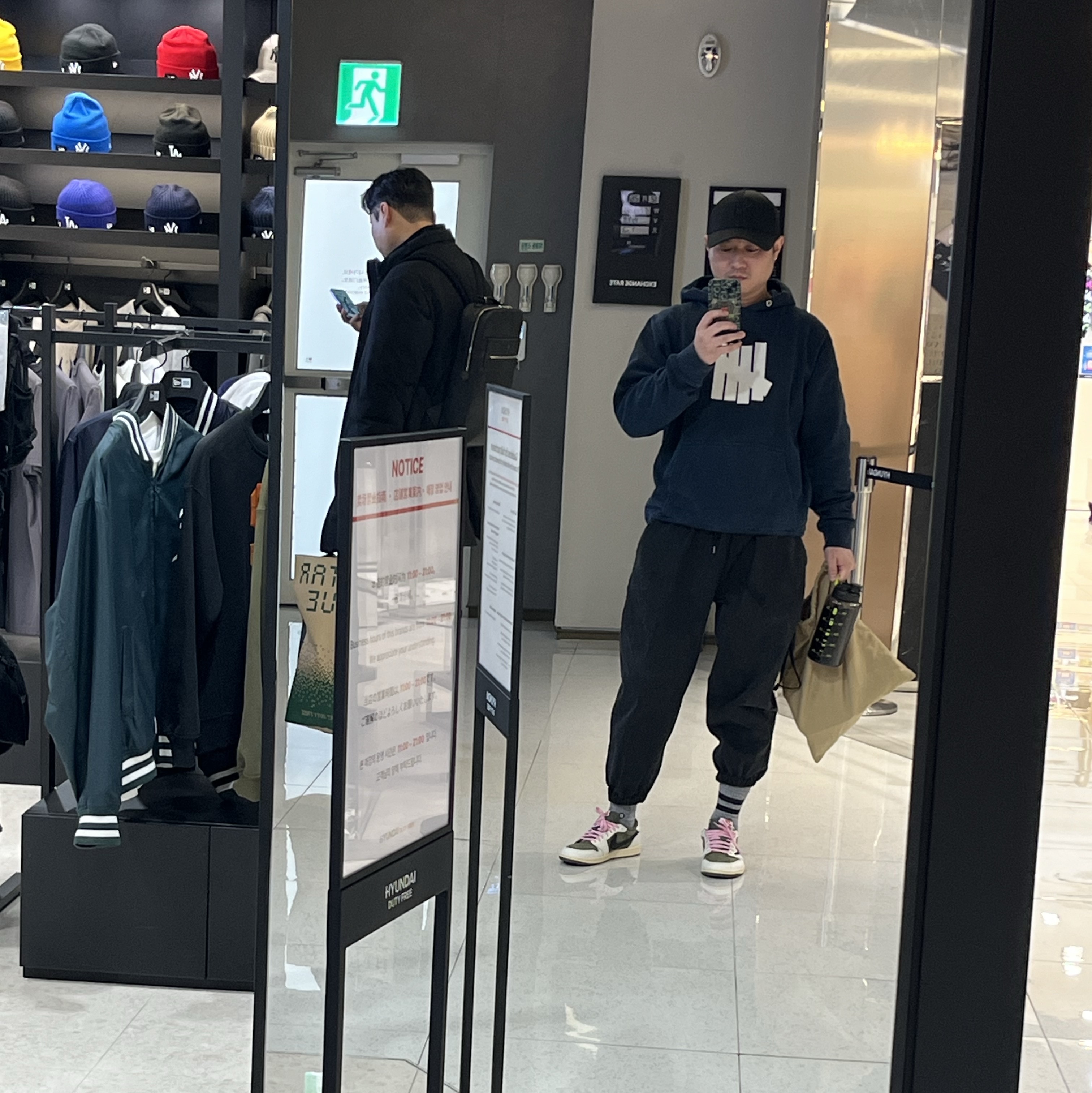 Jordan 1 x Travis Scott Retro Low OG SP Reverse Olive 착용 스타일 - 2