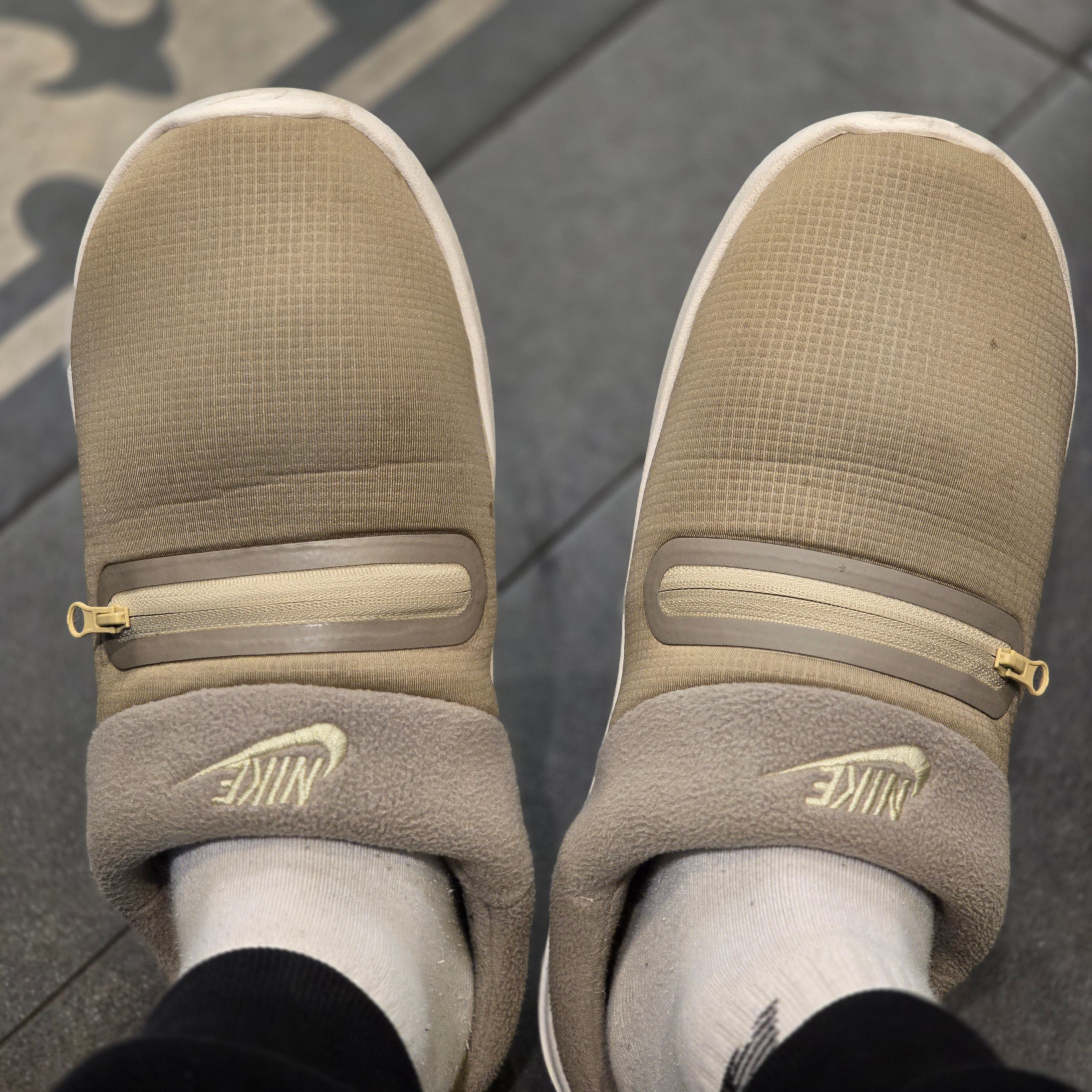 Nike Burrow Khaki Rattan 착용 스타일