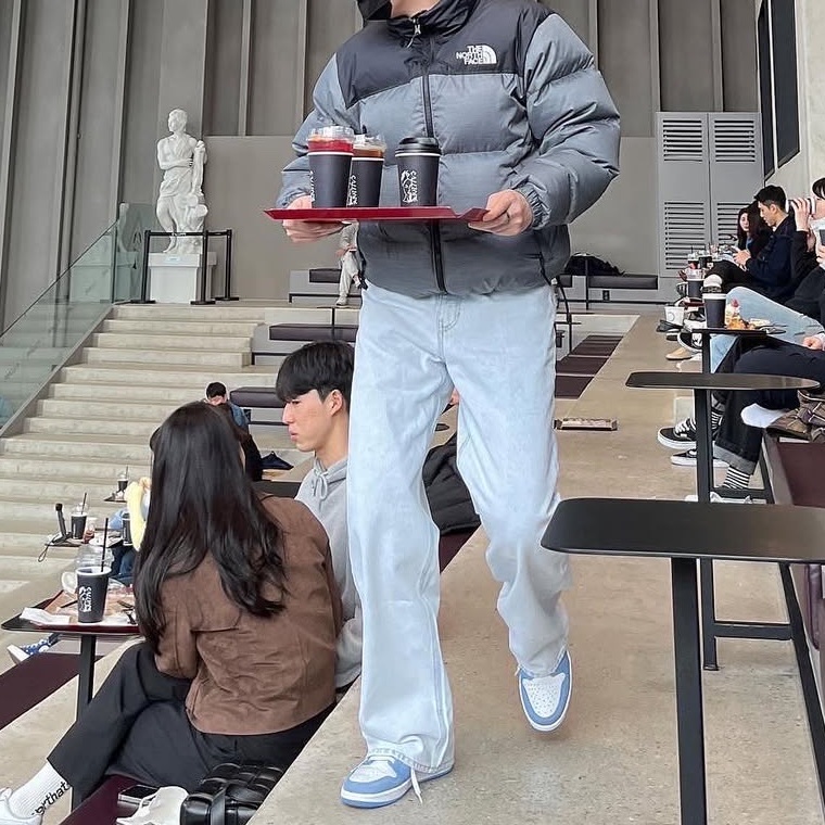 Jordan 1 Retro High OG University Blue 착용 스타일
