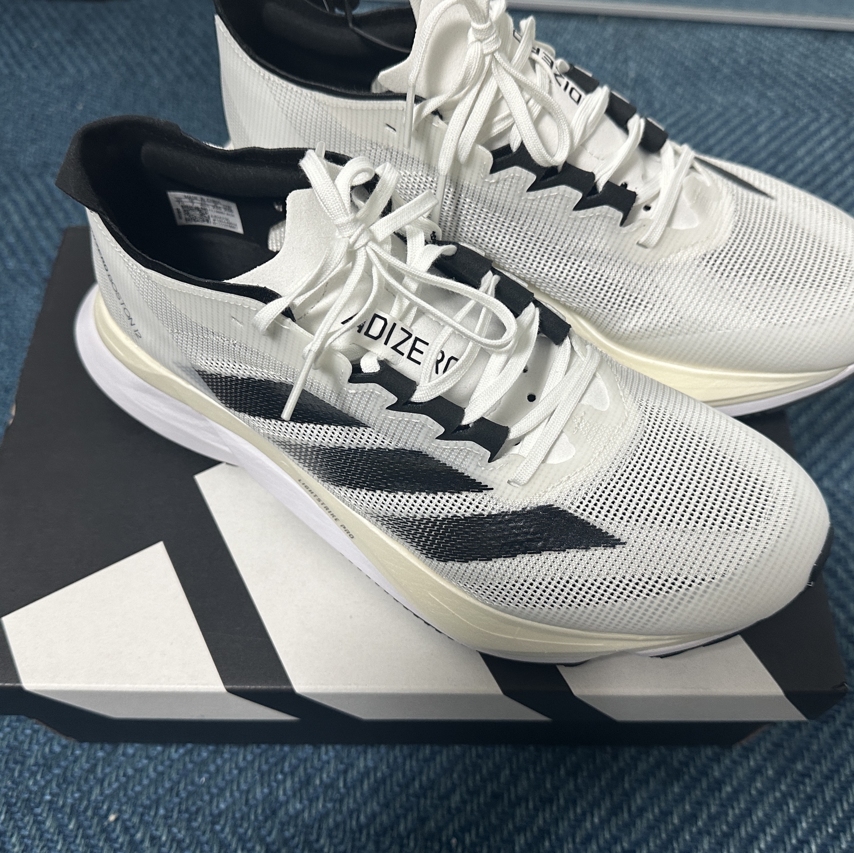 Adidas Adizero Boston 12 Cloud White Core Black Night Metallic 착용 스타일