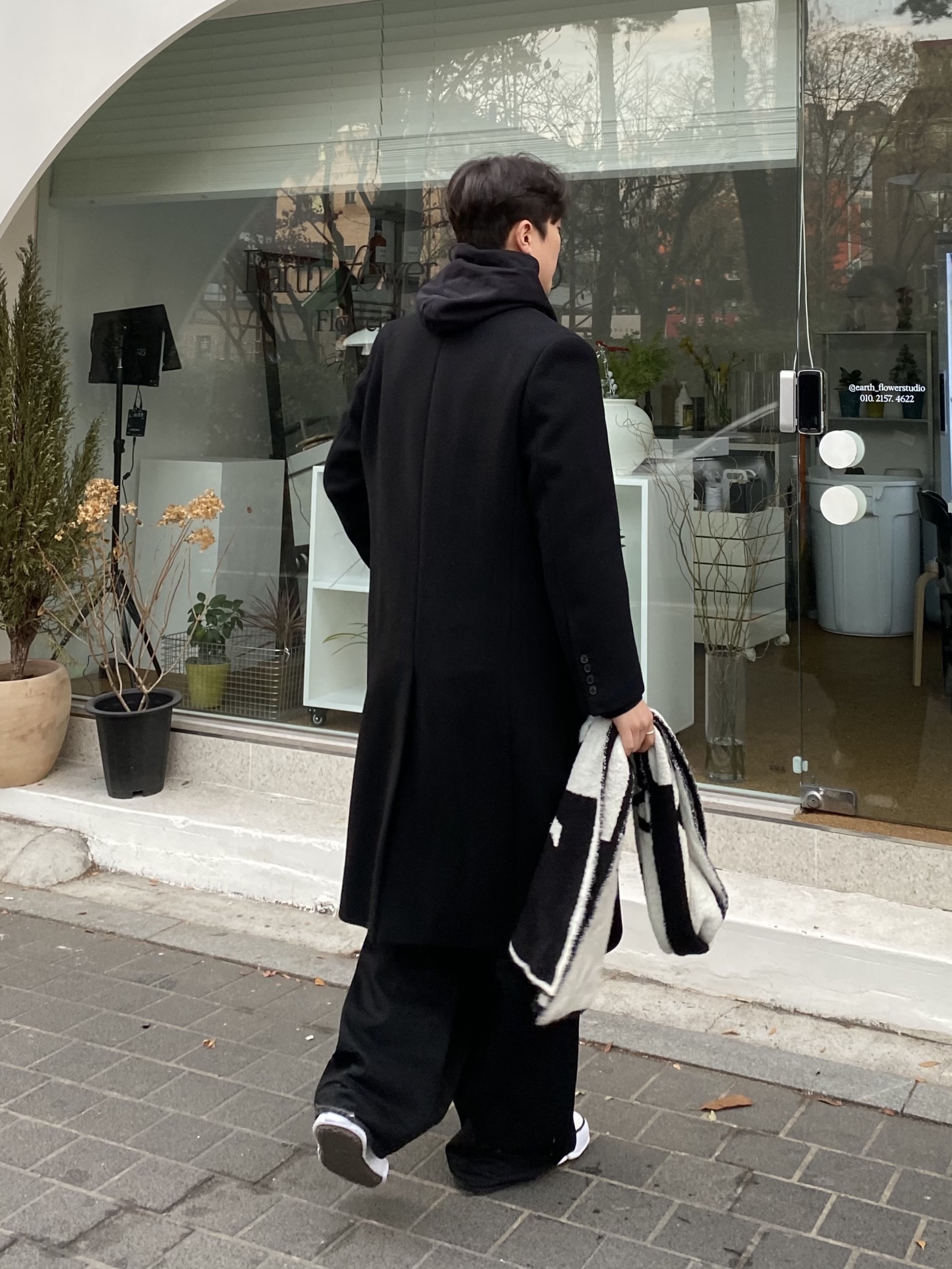 Maison Mihara Yasuhiro Baker OG Sole Canvas Low Cut Sneakers White, Matin Kim Logo Checkboard Muffler Ivory 착용 스타일 - 2