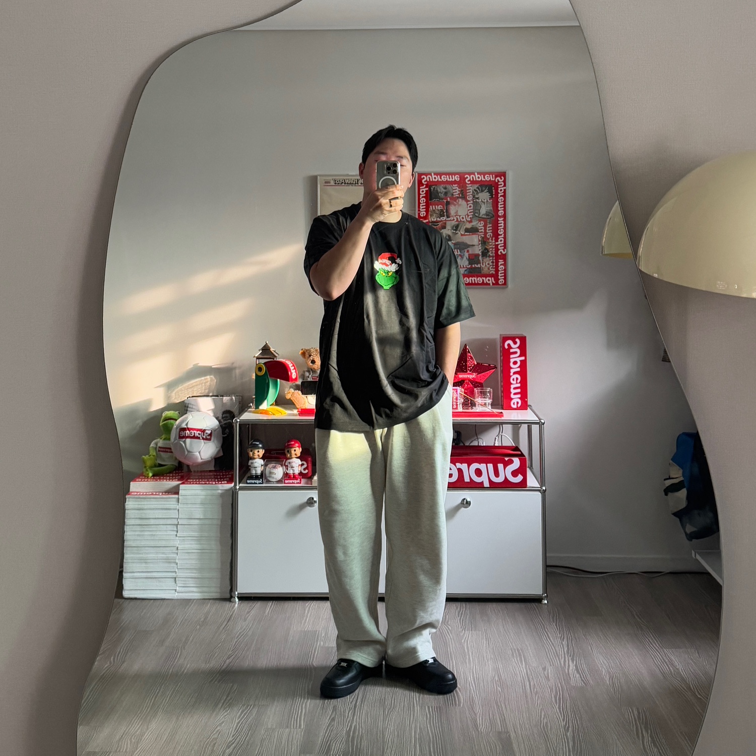 Supreme Grinch T-Shirt Black - 24FW 착용 스타일 - 1