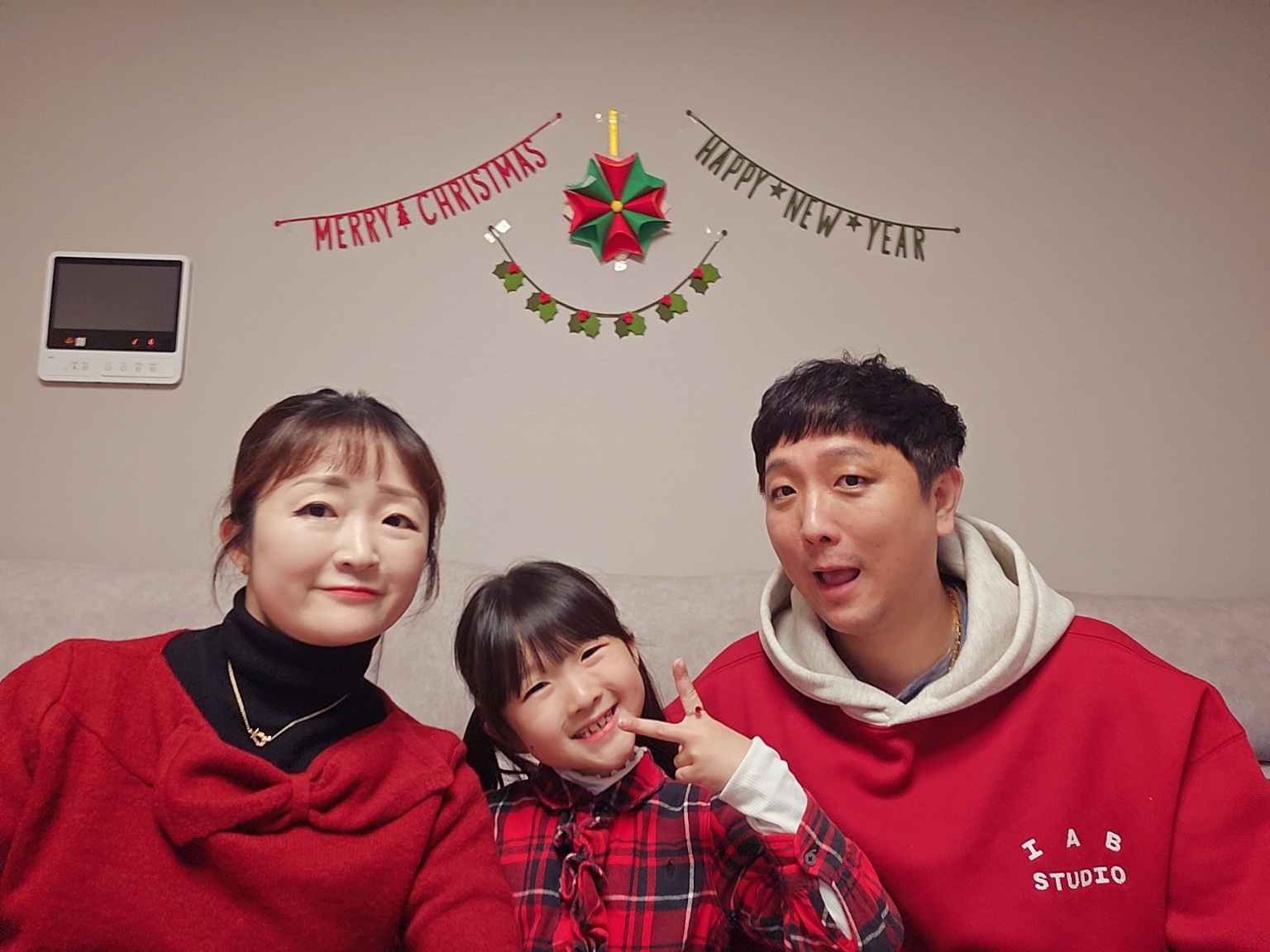 IAB Studio 24 Christmas Hoodie Burgundy Oatmeal 착용 스타일 - 3