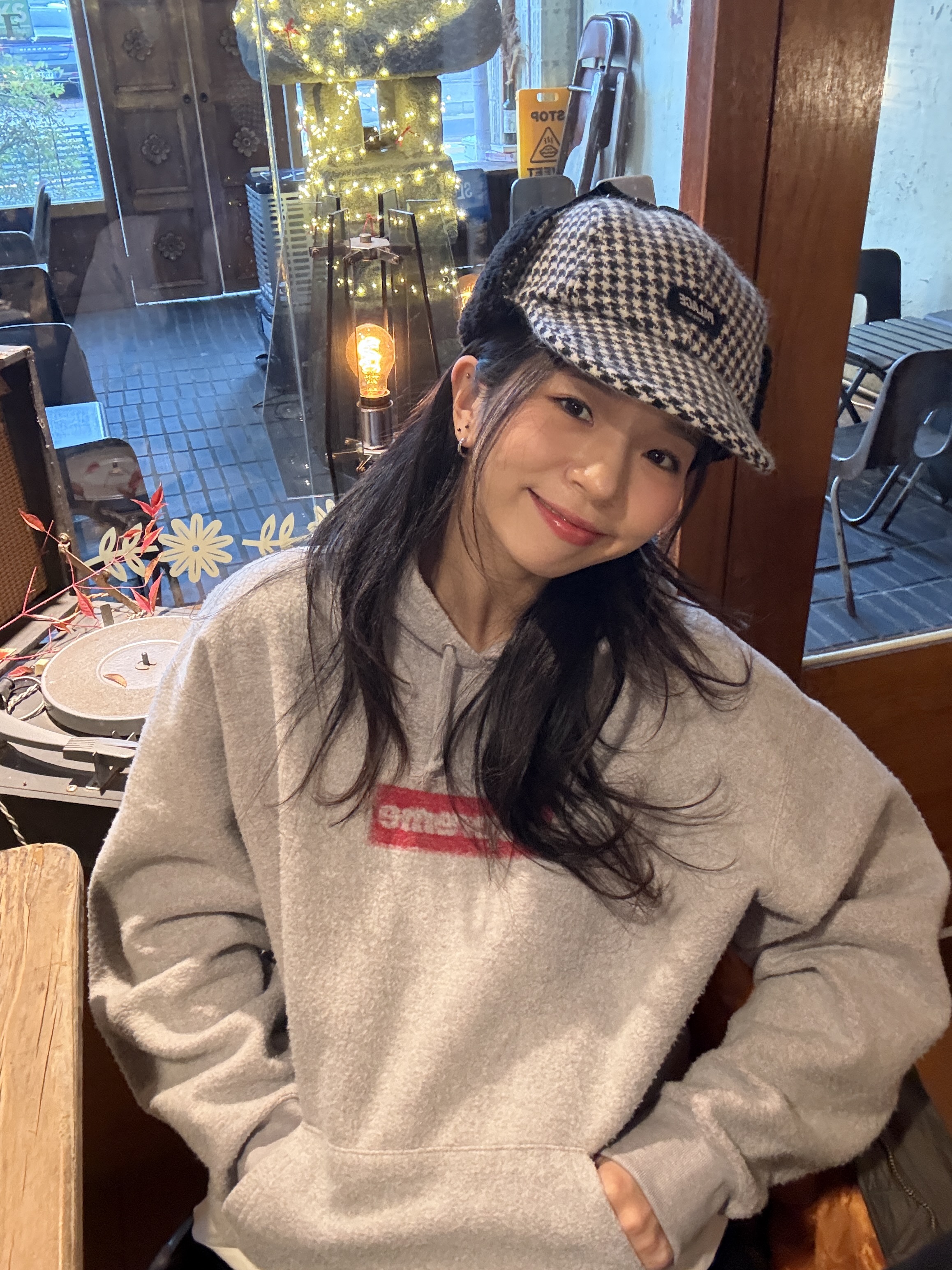Palace Reverso Earflap 4-Panel Houndstooth White - 23FW, Supreme Inside Out Box Logo Hooded Sweatshirt Heather Grey - 23SS 착용 스타일 - 2