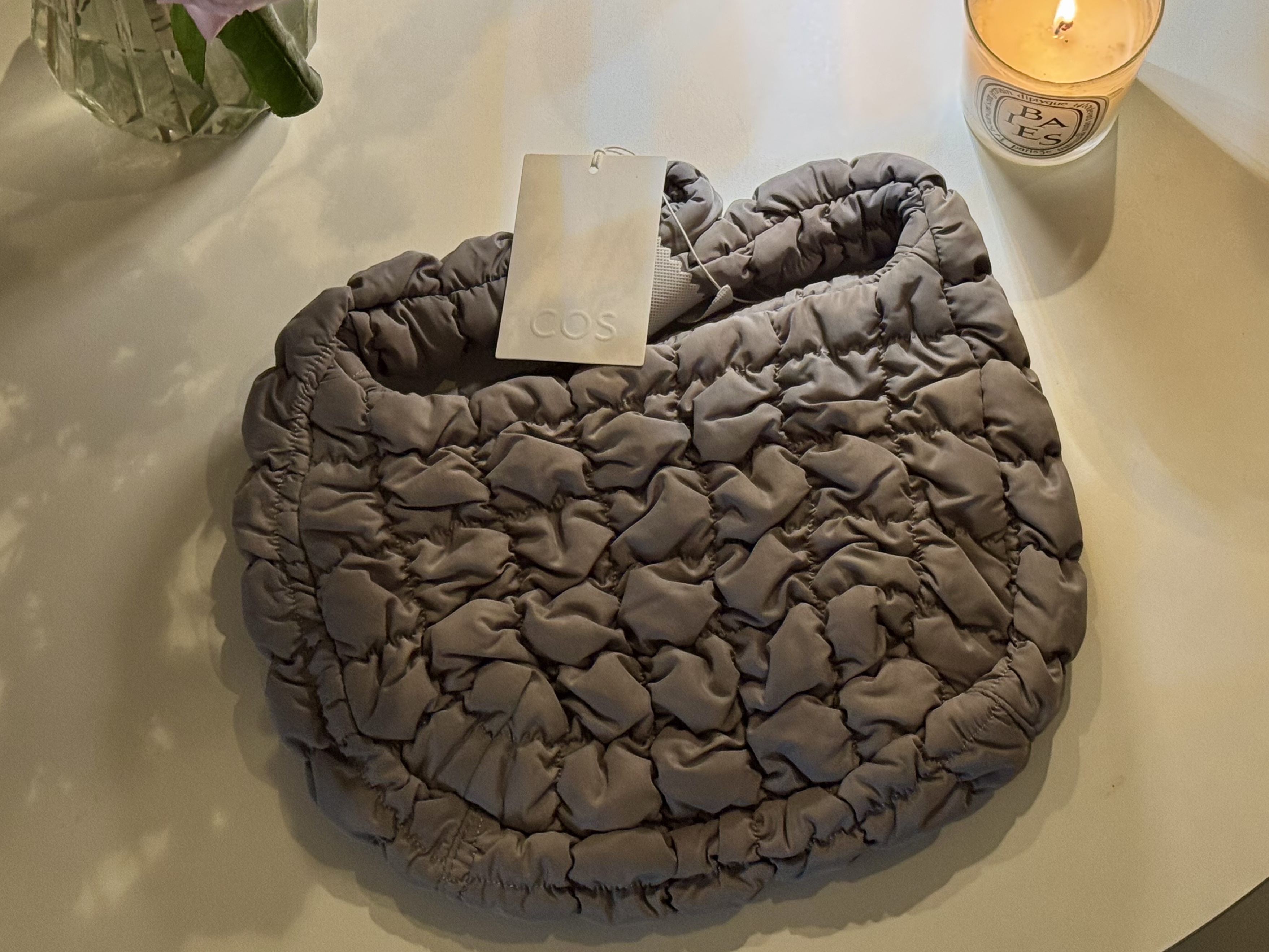 COS Quilted Mini Bag Grey, COS Quilted Mini Bag Bright Turquoise 착용 스타일 - 2
