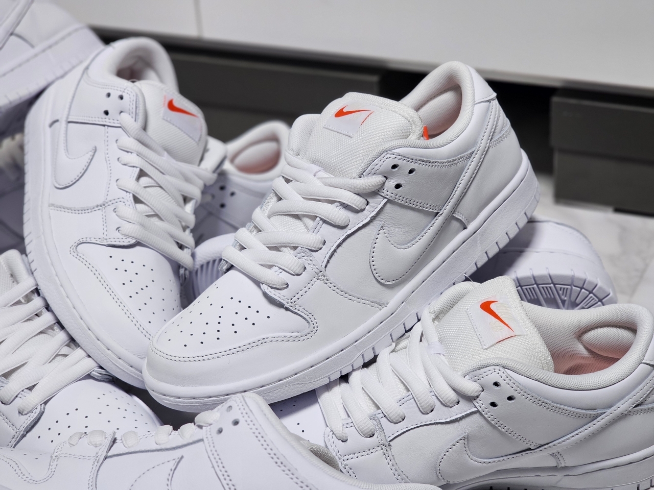 Nike SB Dunk Low Pro Triple White 착용 스타일 - 1