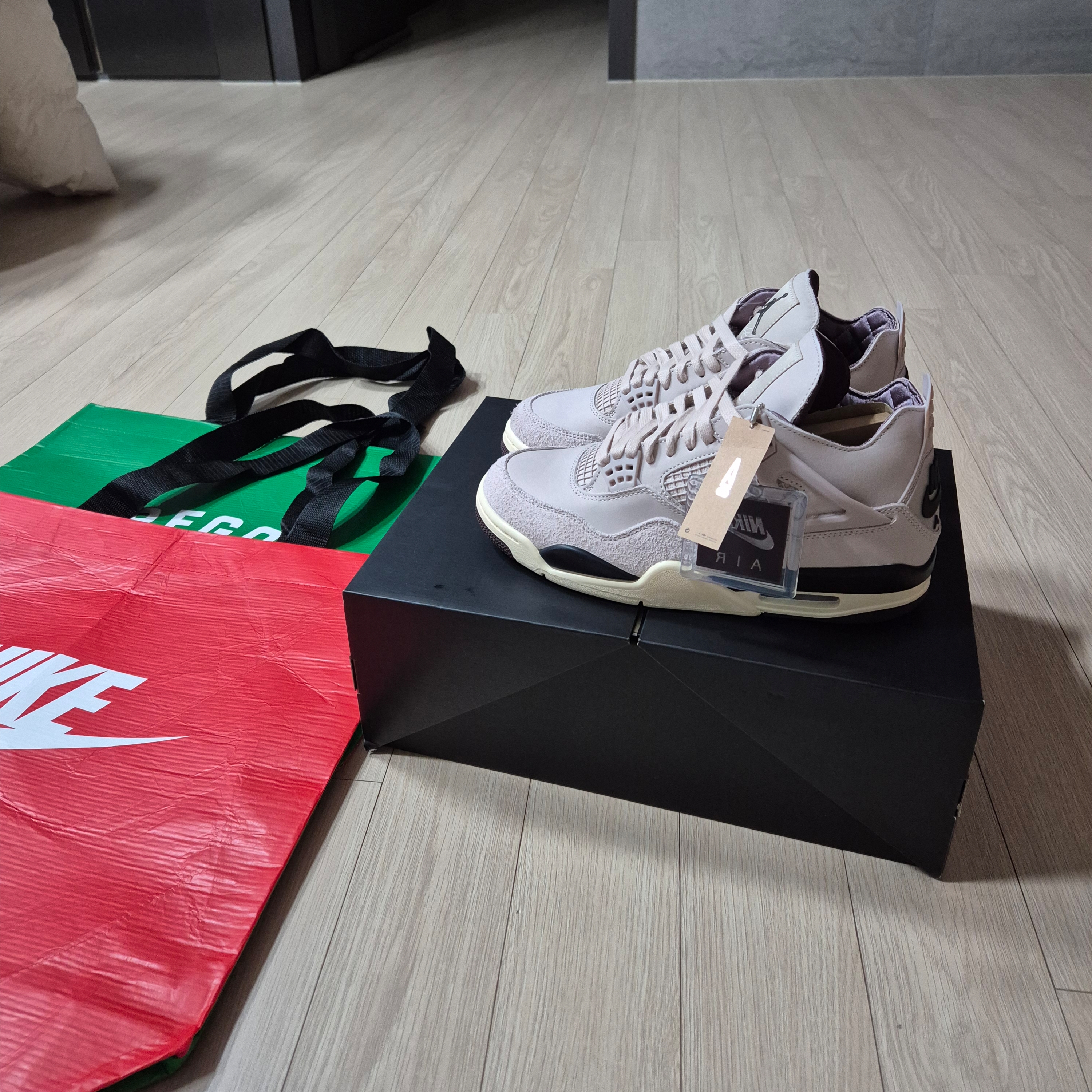 (W) Jordan 4 x A Ma Maniere Retro OG SP W.Y.W.S. 착용 스타일 - 1