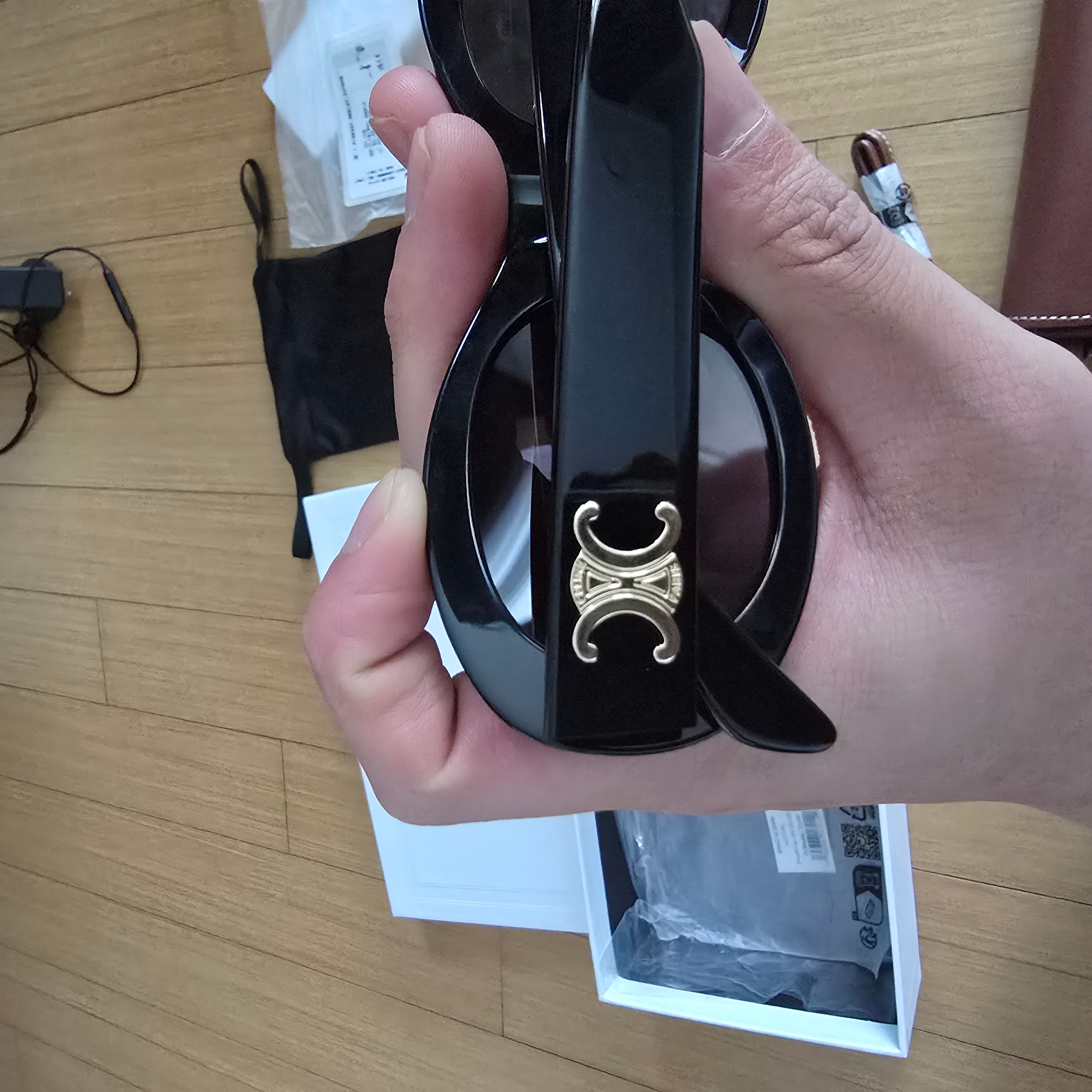 (W) Celine Triomphe 01 Sunglasses in Acetate Black 착용 스타일 - 5