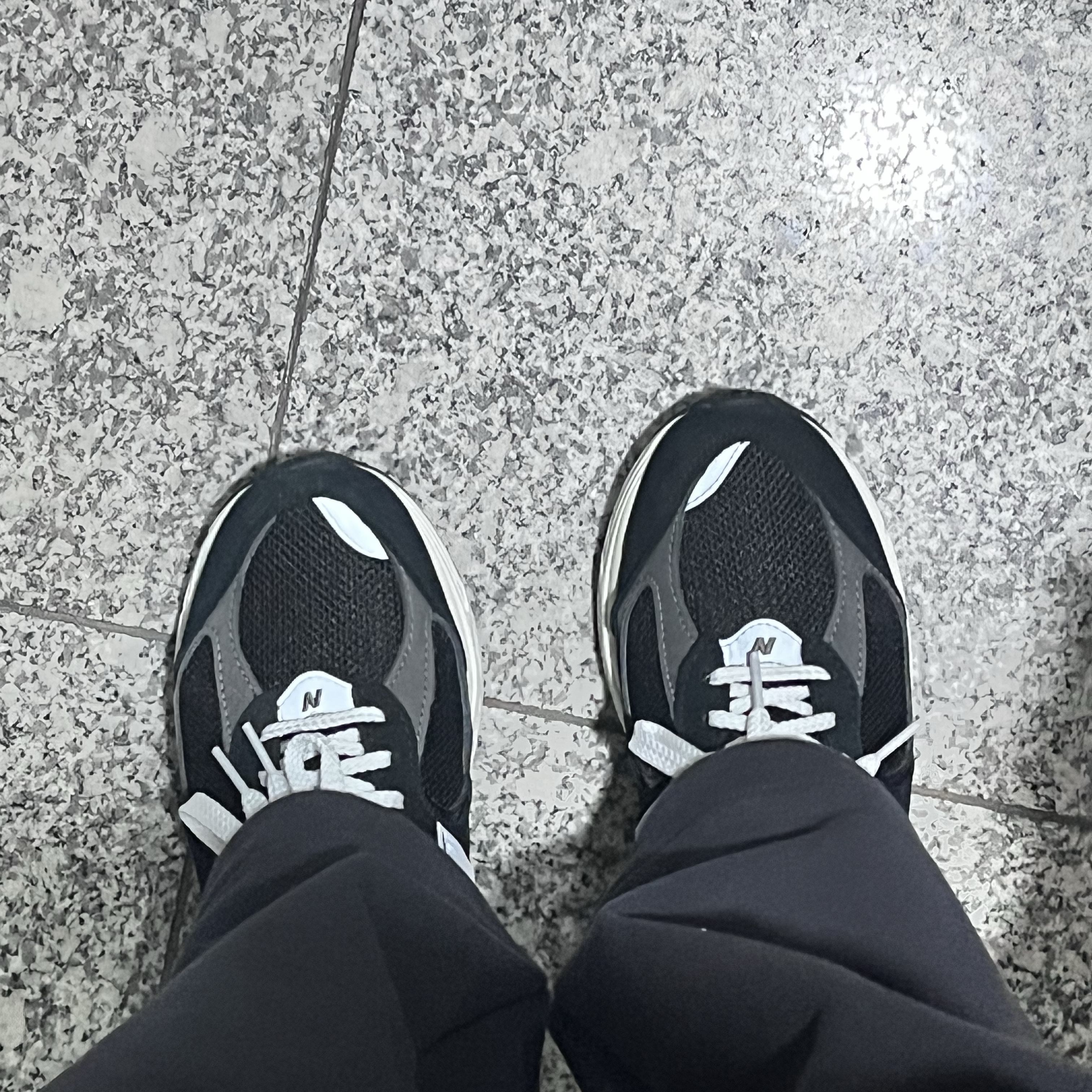 New Balance 2002R Premium Vintage Black 착용 스타일