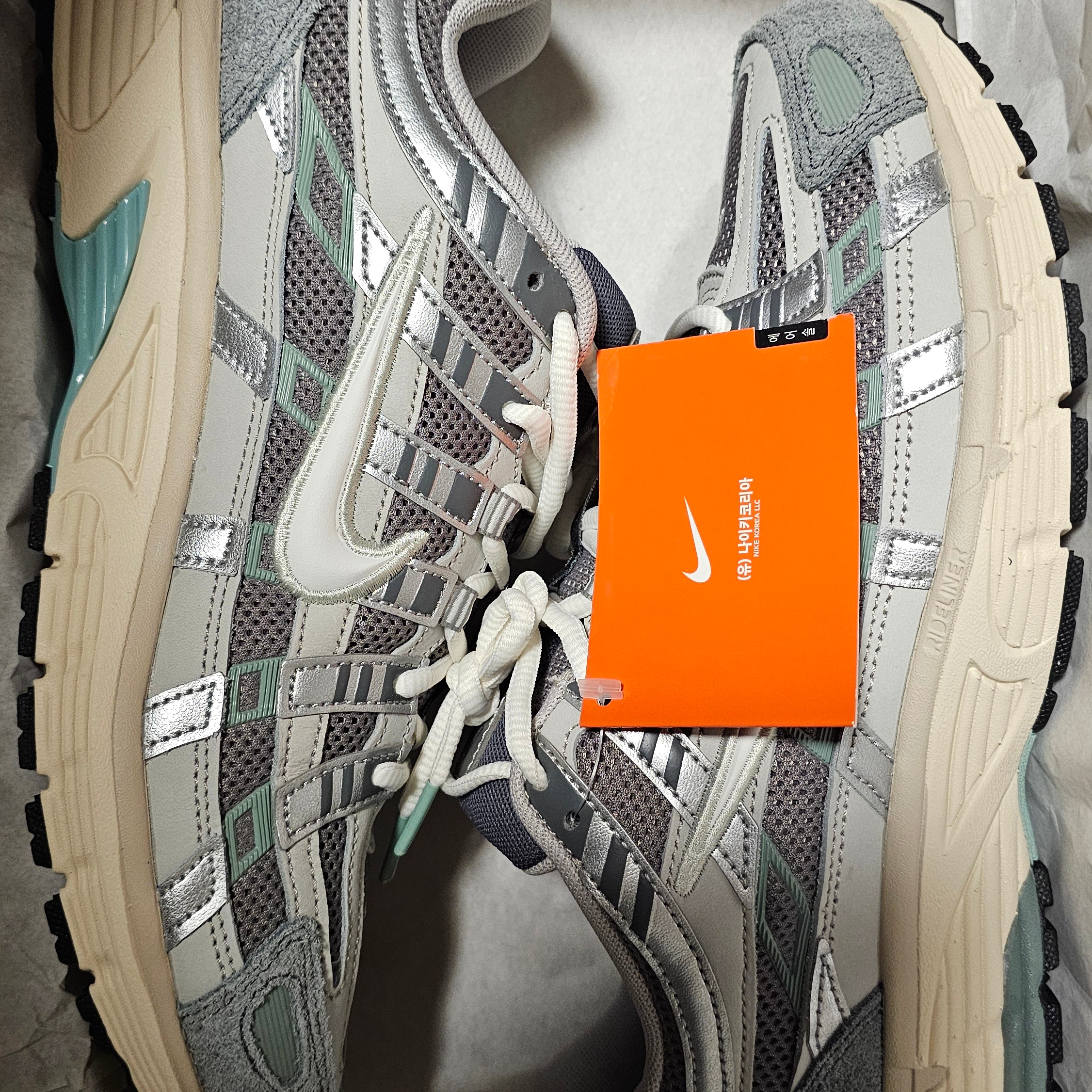 Nike P-6000 Flat Pewter Light Iron Ore 착용 스타일