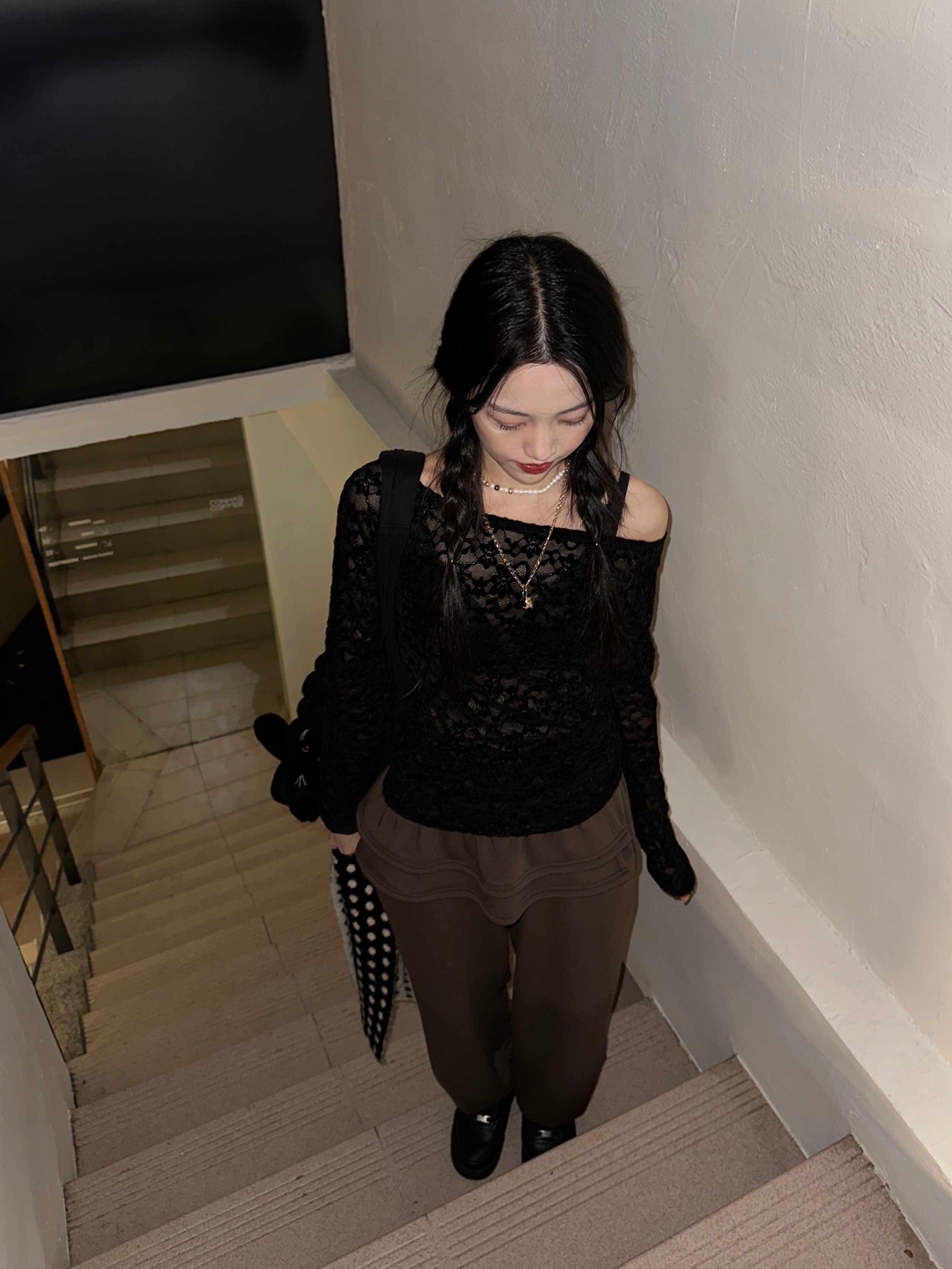 Jacquemus Le Collier Chiquito Charm Chain Necklace Light Gold, COS Quilted Oversized Shoulder Bag Black 착용 스타일 - 2