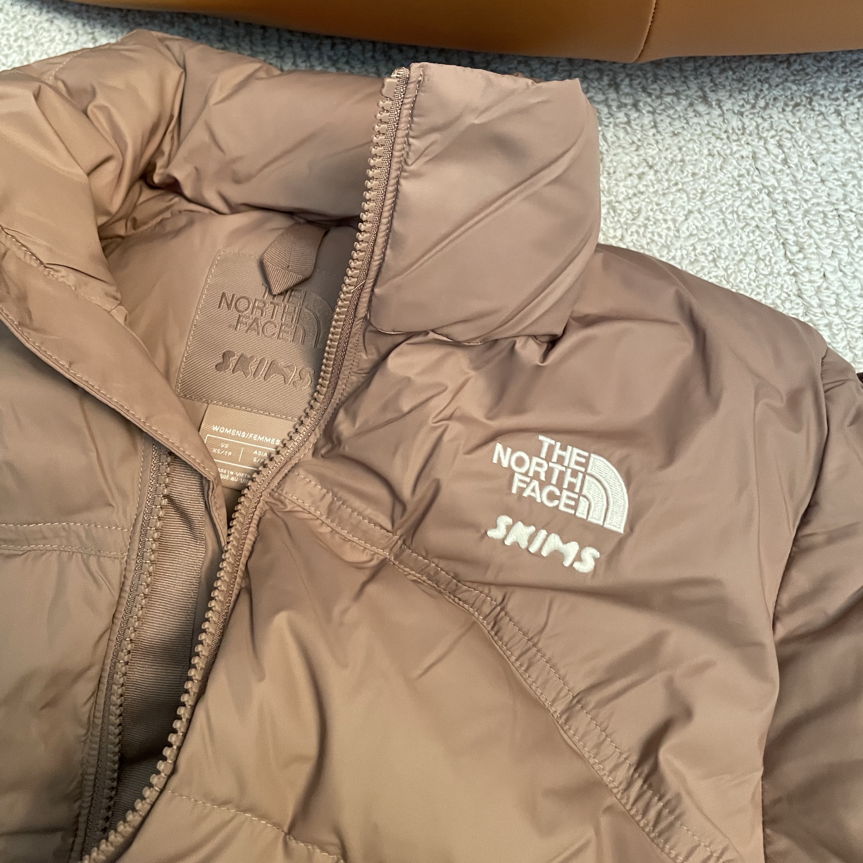 (W) The North Face x Skims 2000 Retro Nuptse Sienna 착용 스타일