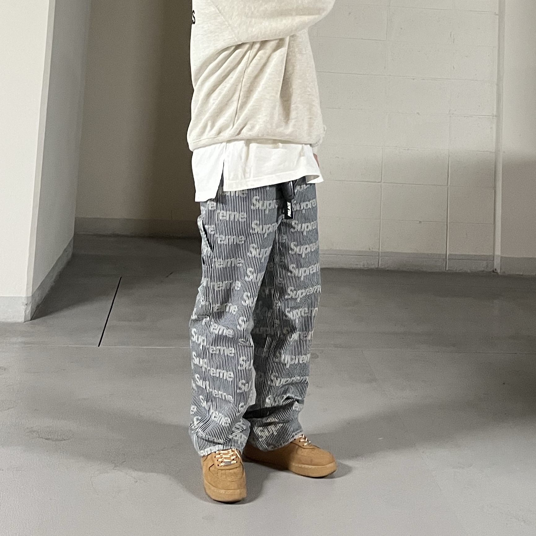 Nike x Supreme Air Force 1 Low Flax, Supreme Denim Painter Pants Stripe - 24SS 착용 스타일