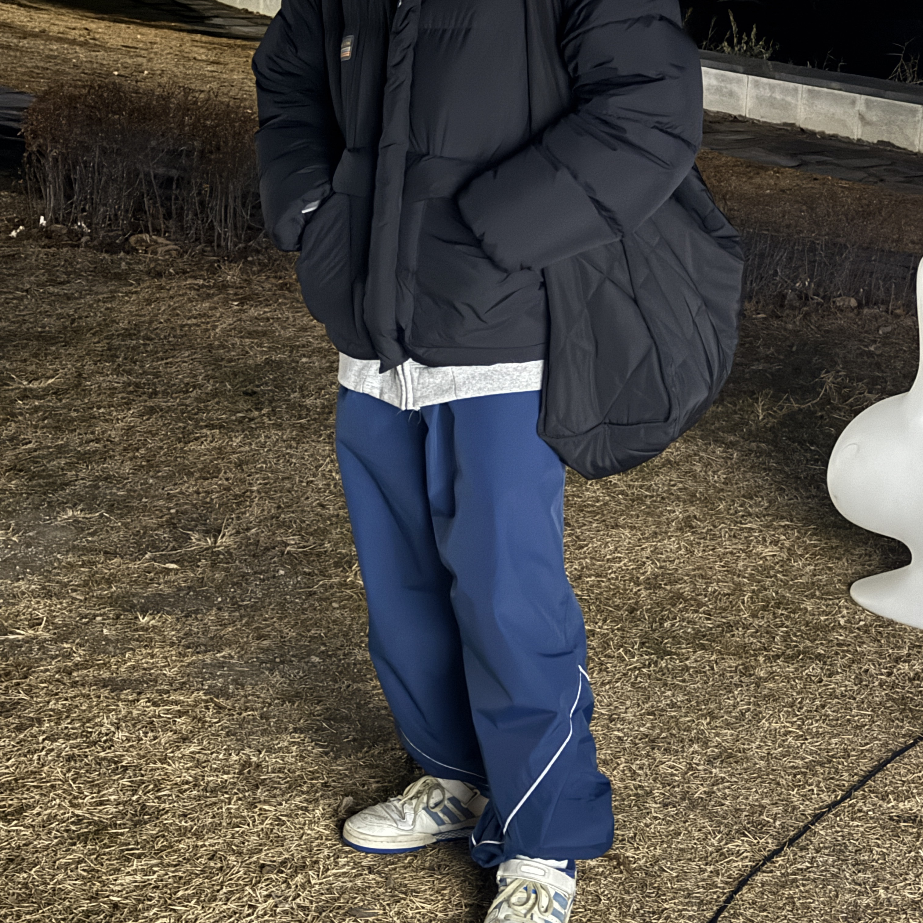 Carhartt Loose Fit Midweight Full Zip Sweatshirt Heather Grey, COS Diamond Quilted Oversized Shoulder Bag Black 착용 스타일 - 2
