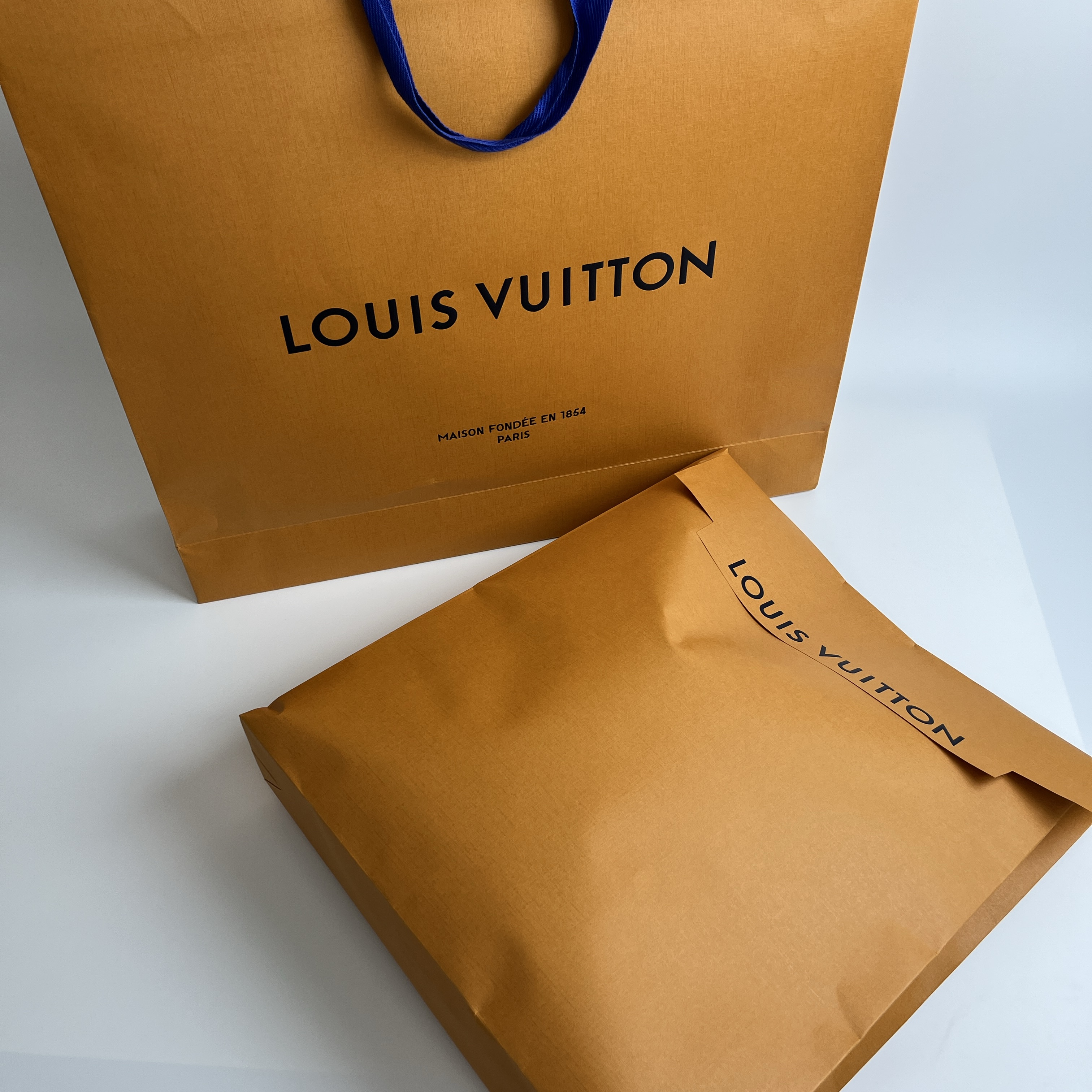 Louis Vuitton Chunky Wool Blend Pullover Volcanic Ash 착용 스타일
