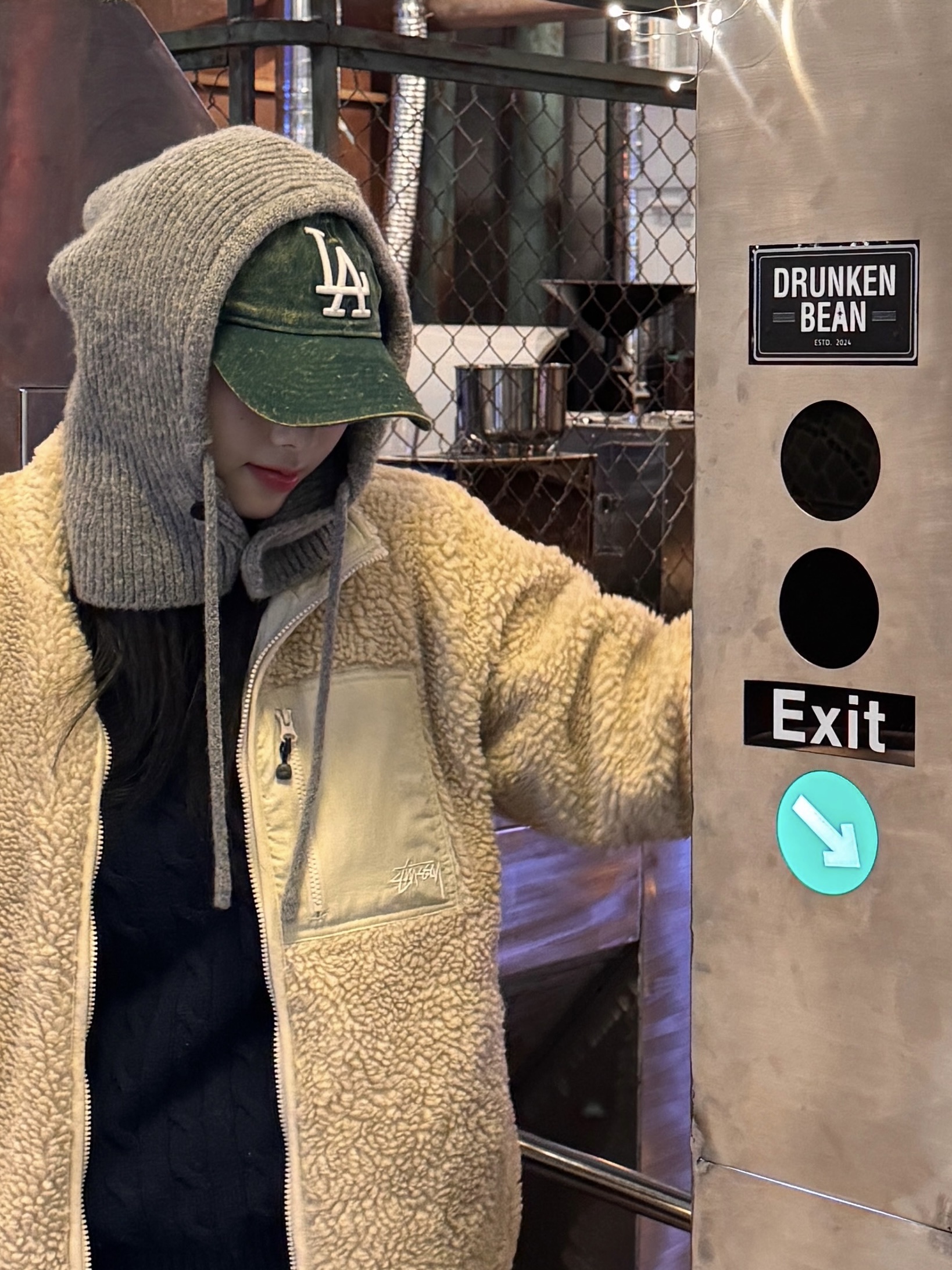 Stussy Sherpa Reversible Jacket Natural, (W) UGG Tasman Slipper Chestnut 착용 스타일 - 1
