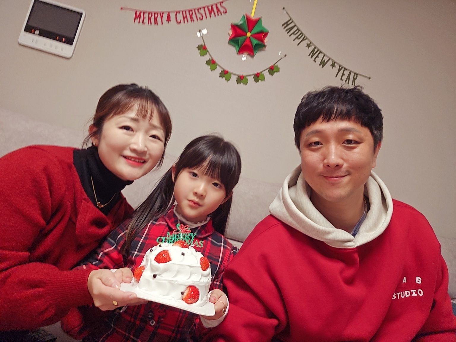 IAB Studio 24 Christmas Hoodie Burgundy Oatmeal 착용 스타일 - 1