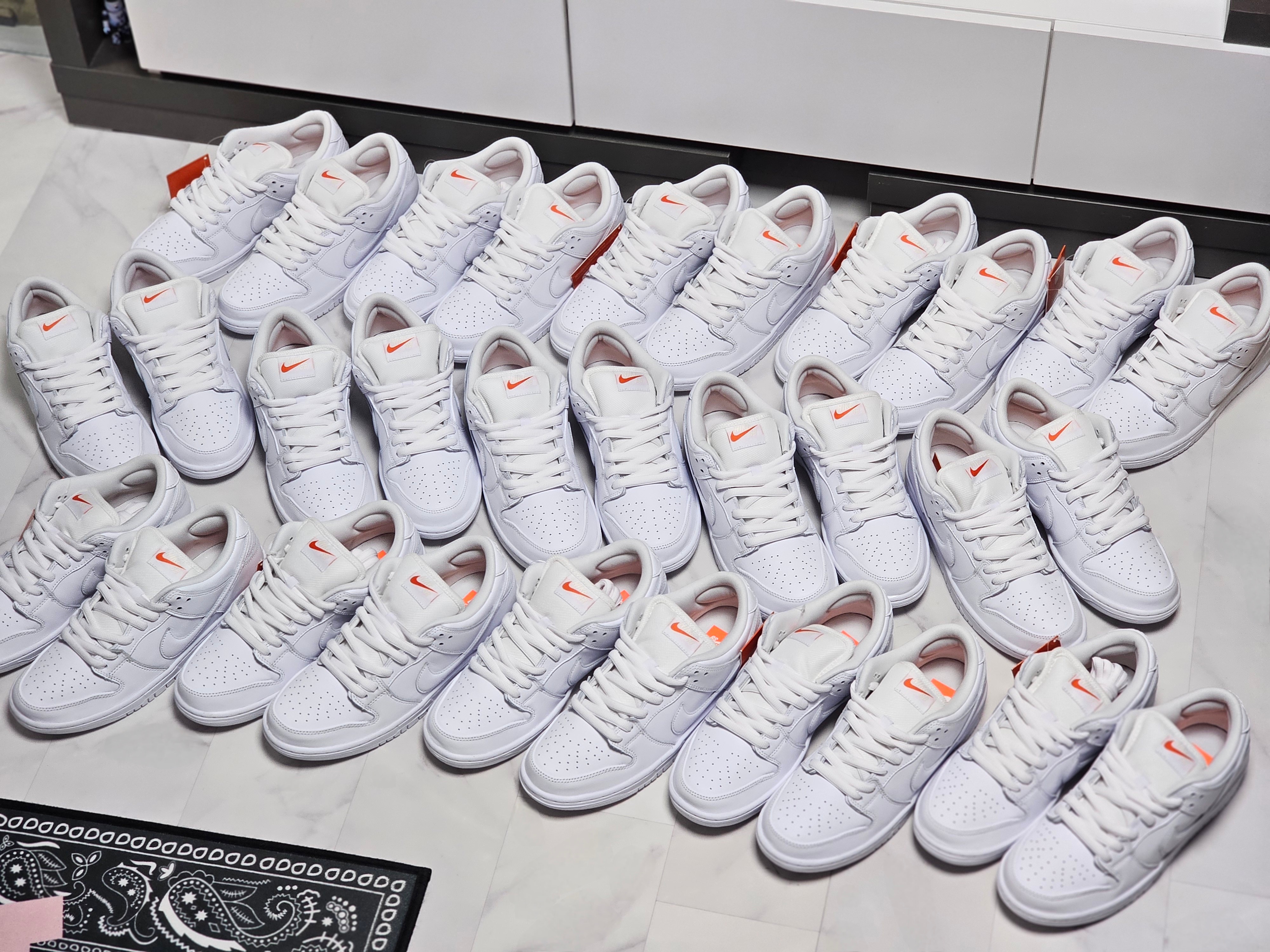 Nike SB Dunk Low Pro Triple White 착용 스타일 - 5