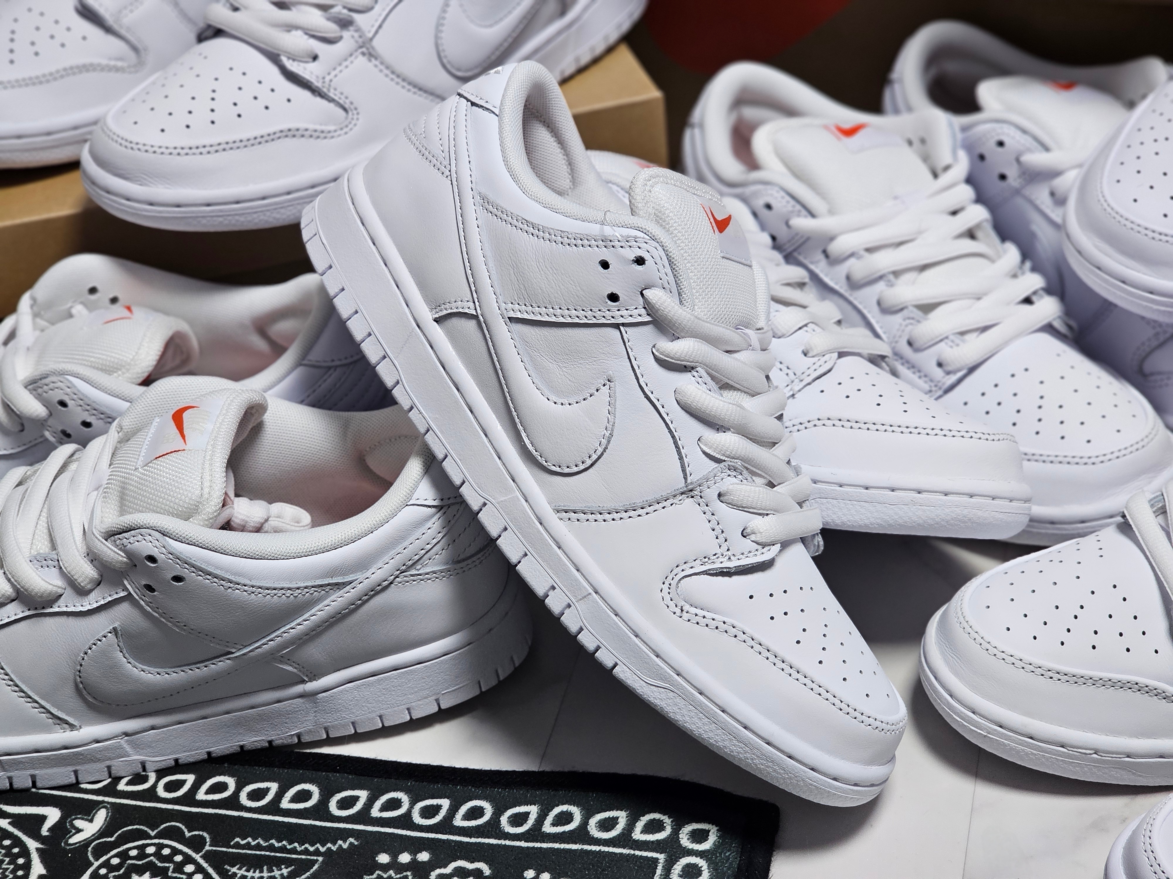 Nike SB Dunk Low Pro Triple White 착용 스타일 - 8
