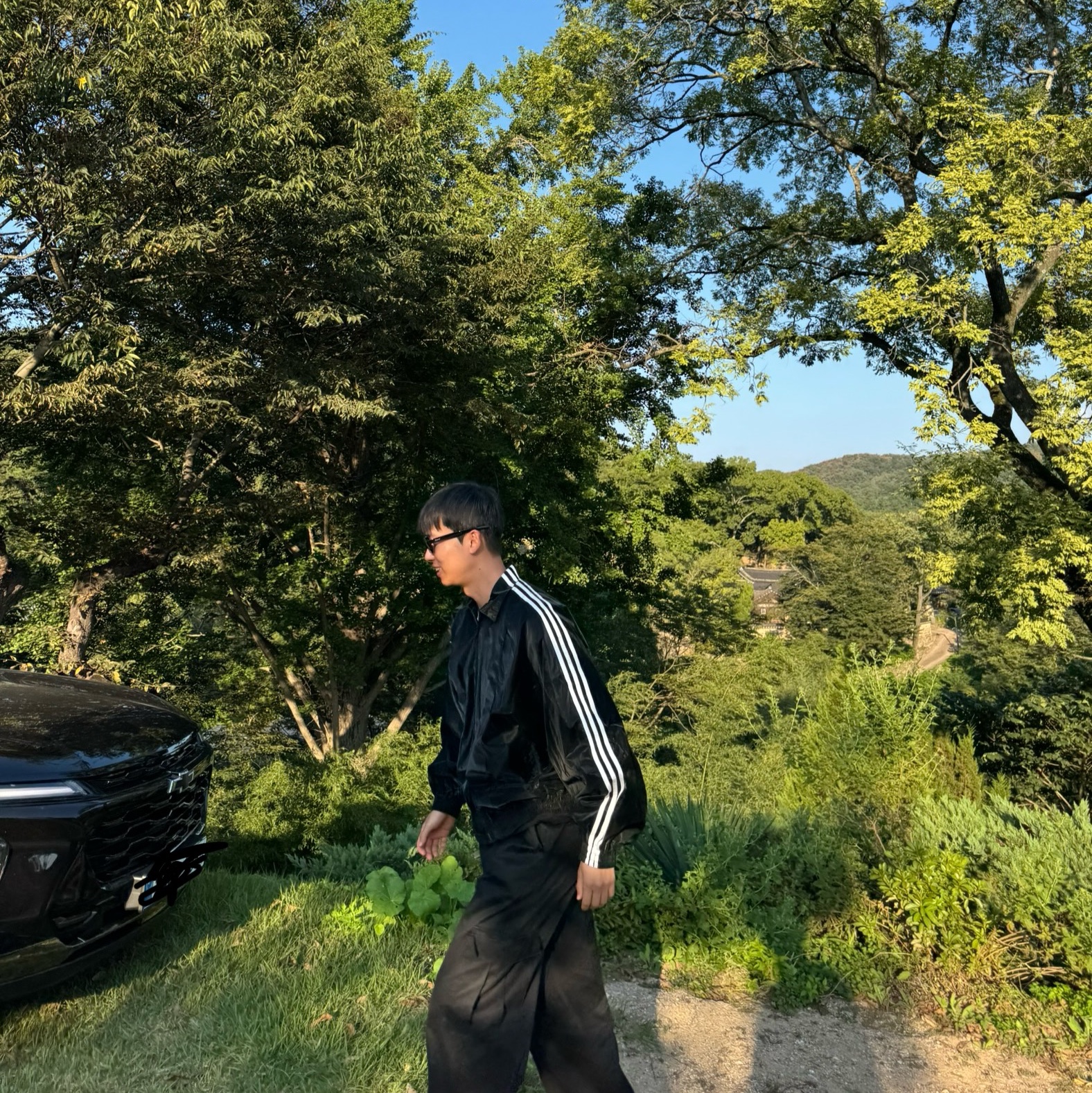 Y-3 Windbreaker Triple Black 착용 스타일 - 3