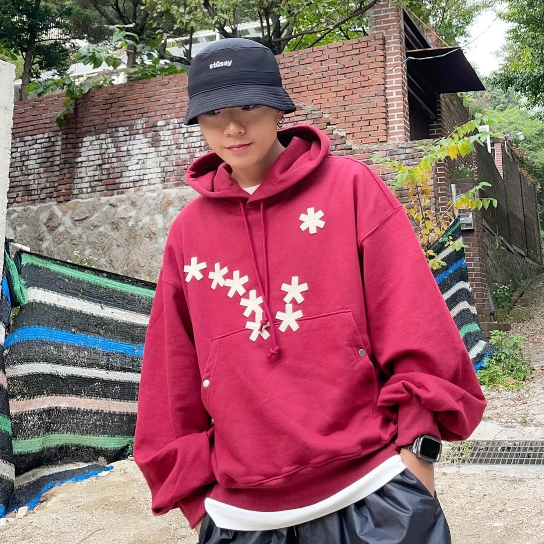Karactor Dipper Logo Hoodie Deep Red 착용 스타일 - 1
