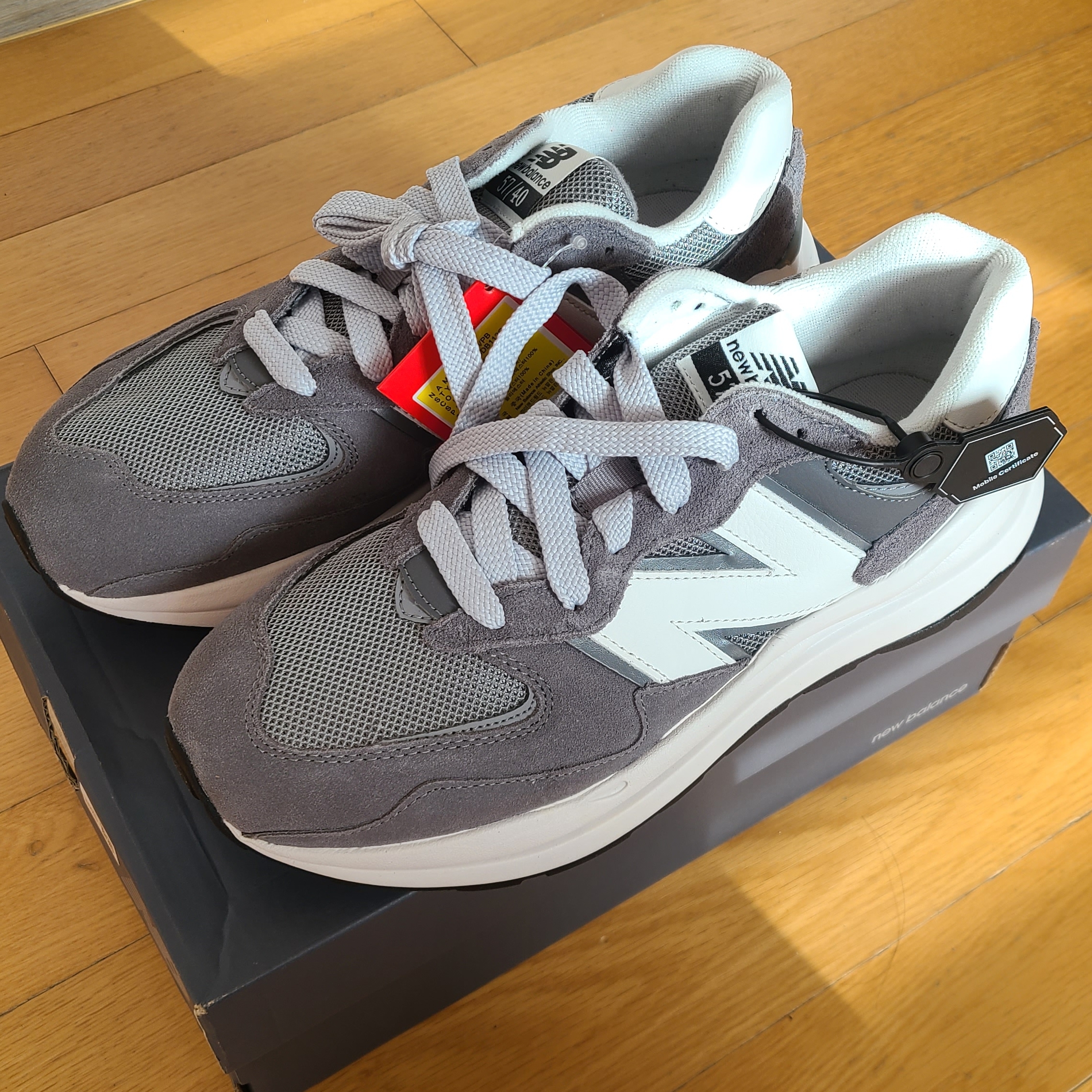 New Balance 5740 Gray 착용 스타일 - 1