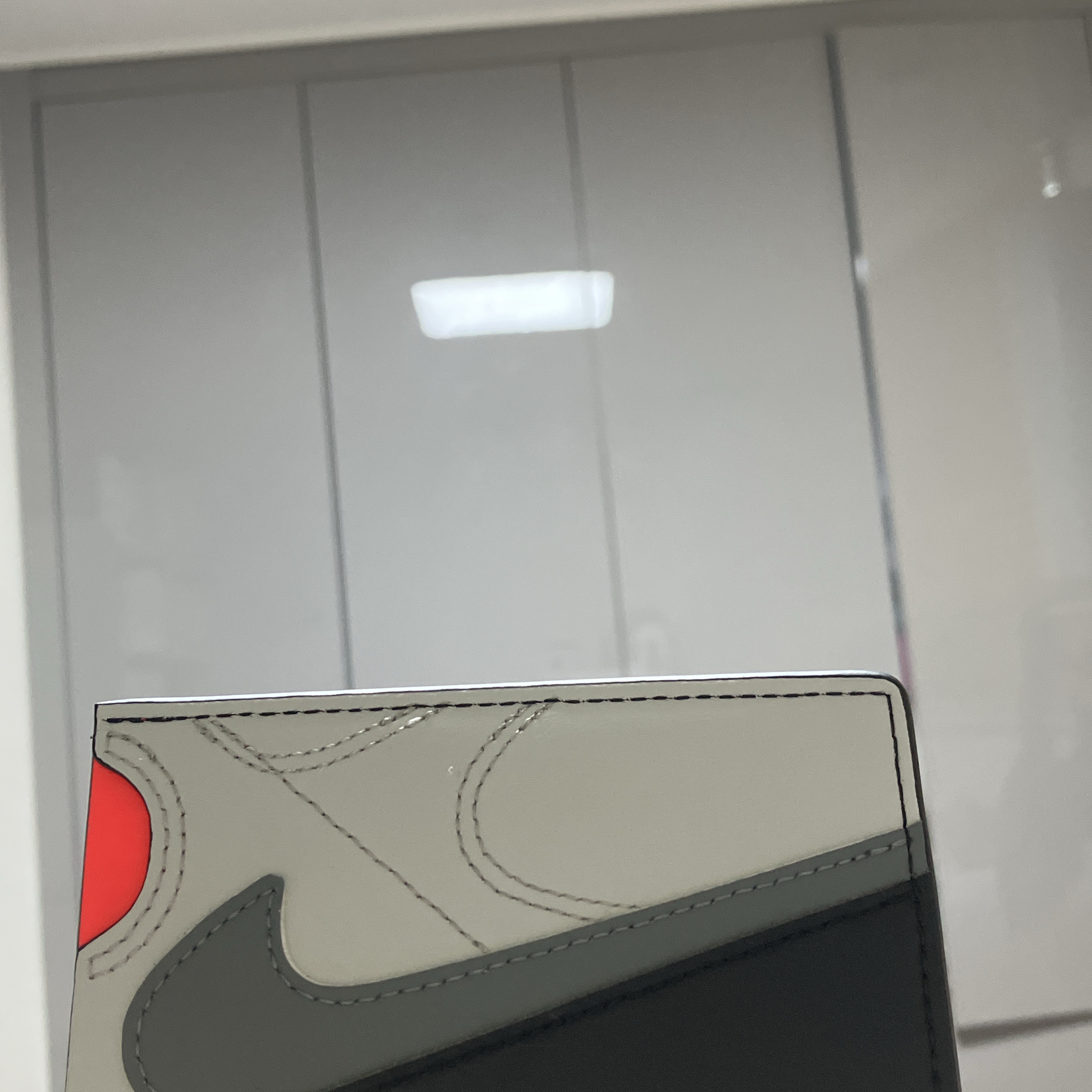 Nike Icon Air Max 90 Card Wallet Neutral Grey 착용 스타일