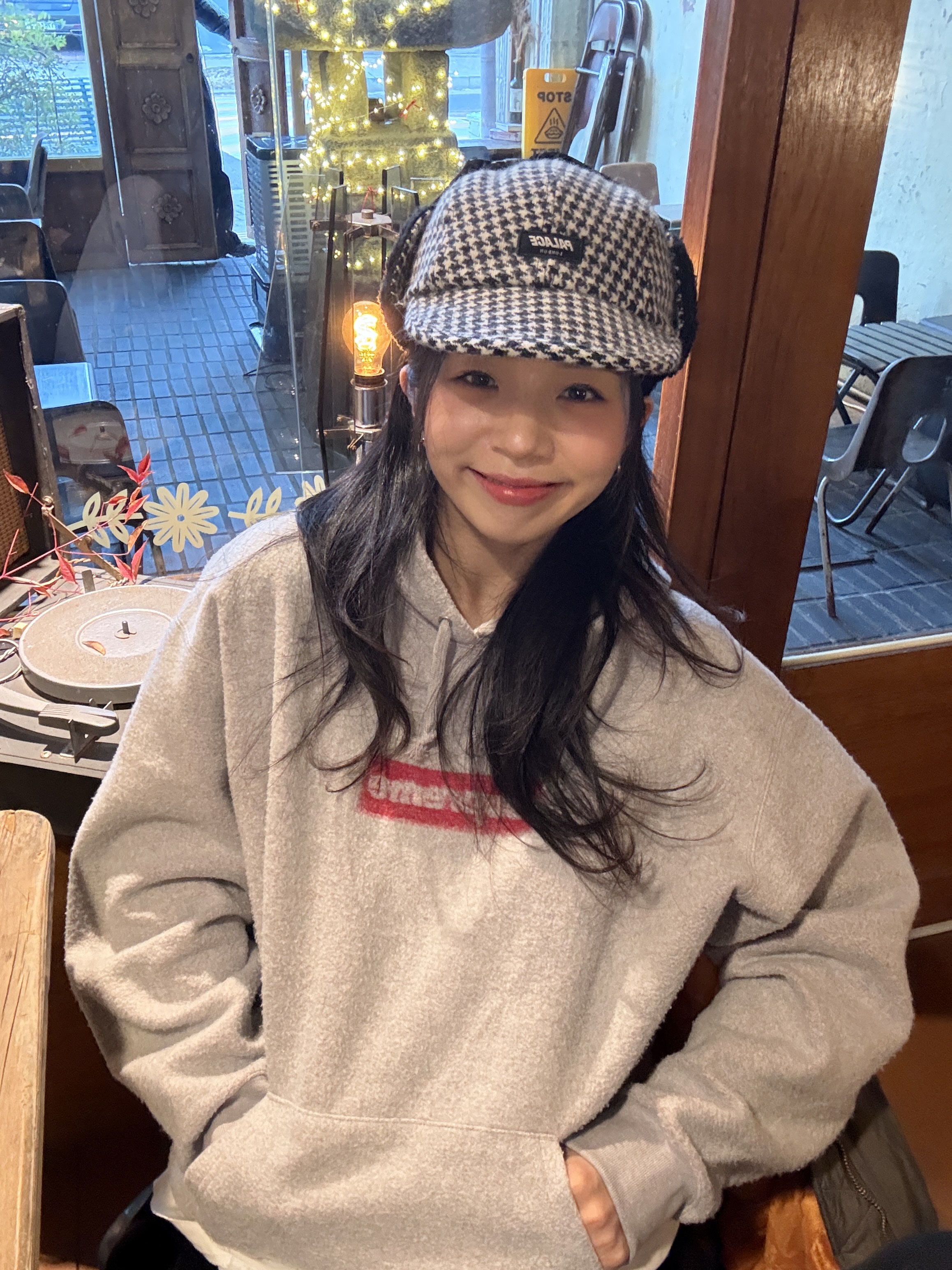 Palace Reverso Earflap 4-Panel Houndstooth White - 23FW, Supreme Inside Out Box Logo Hooded Sweatshirt Heather Grey - 23SS 착용 스타일 - 1