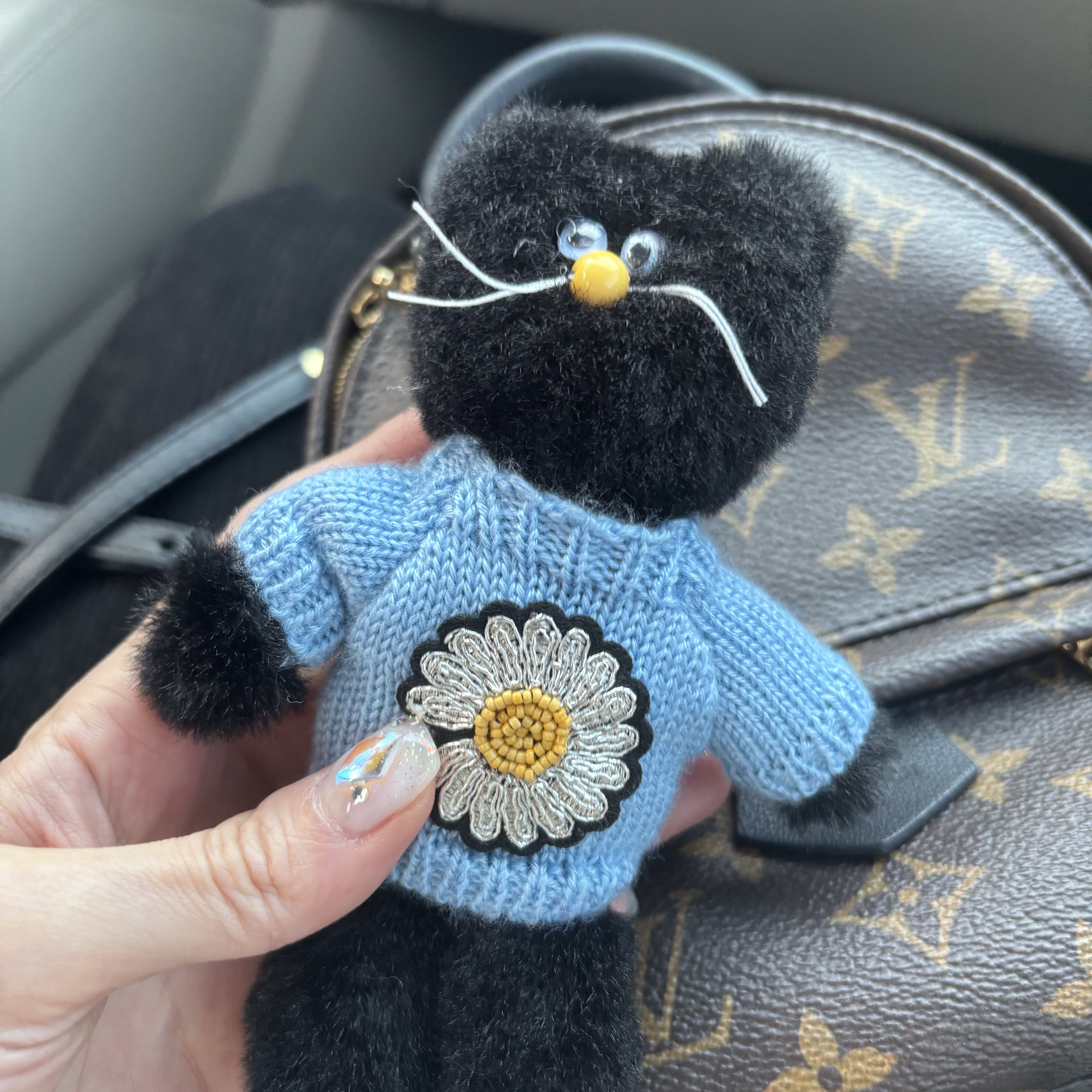 Monamhee x Peaceminusone Daihee Plush Keyring 착용 스타일 - 1