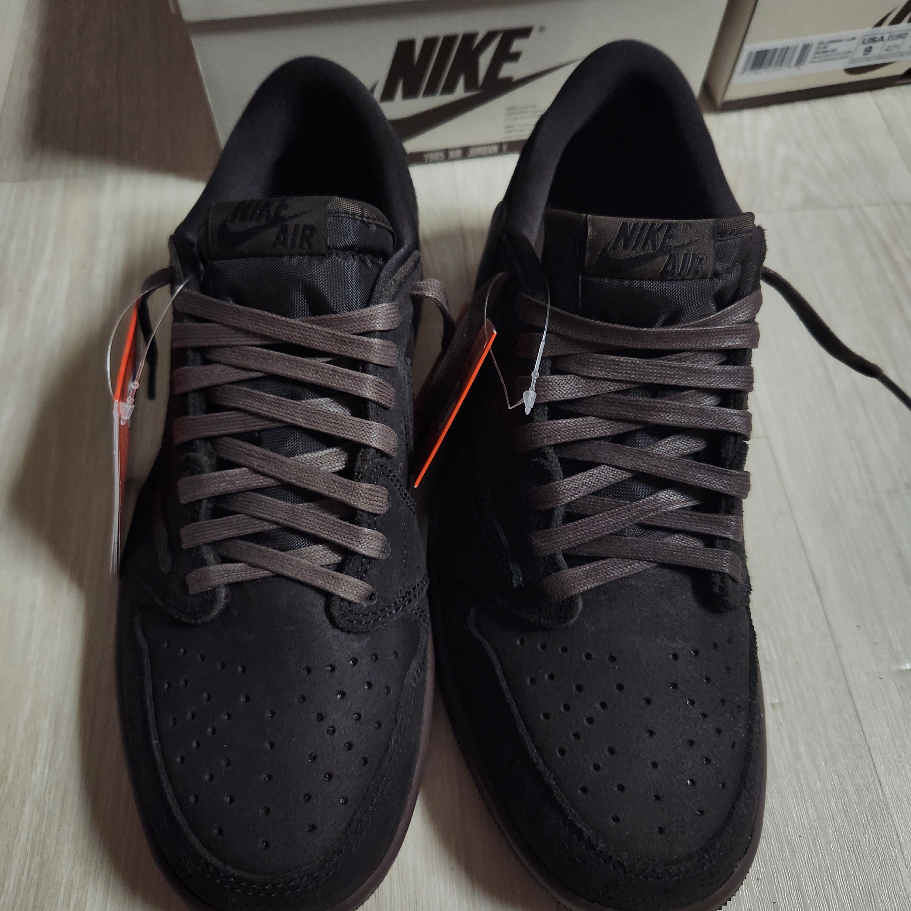 Jordan 1 x Travis Scott Retro Low OG SP Velvet Brown and Dark Mocha 착용 스타일 - 3
