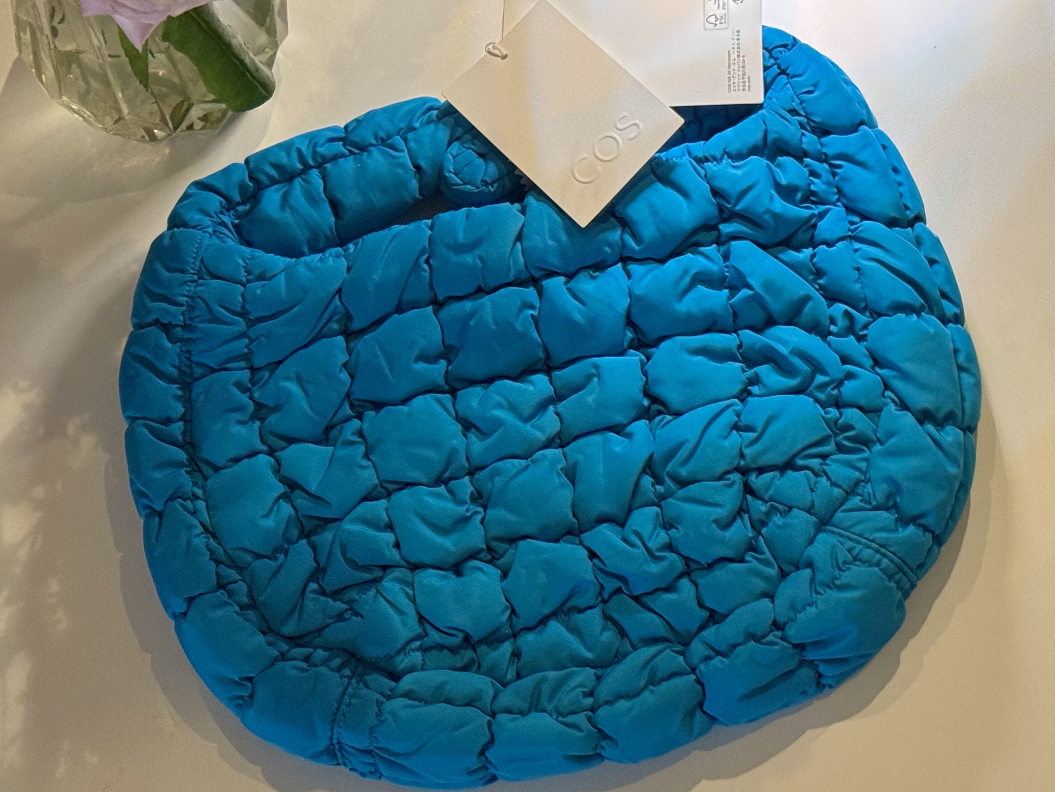 COS Quilted Mini Bag Grey, COS Quilted Mini Bag Bright Turquoise 착용 스타일 - 5
