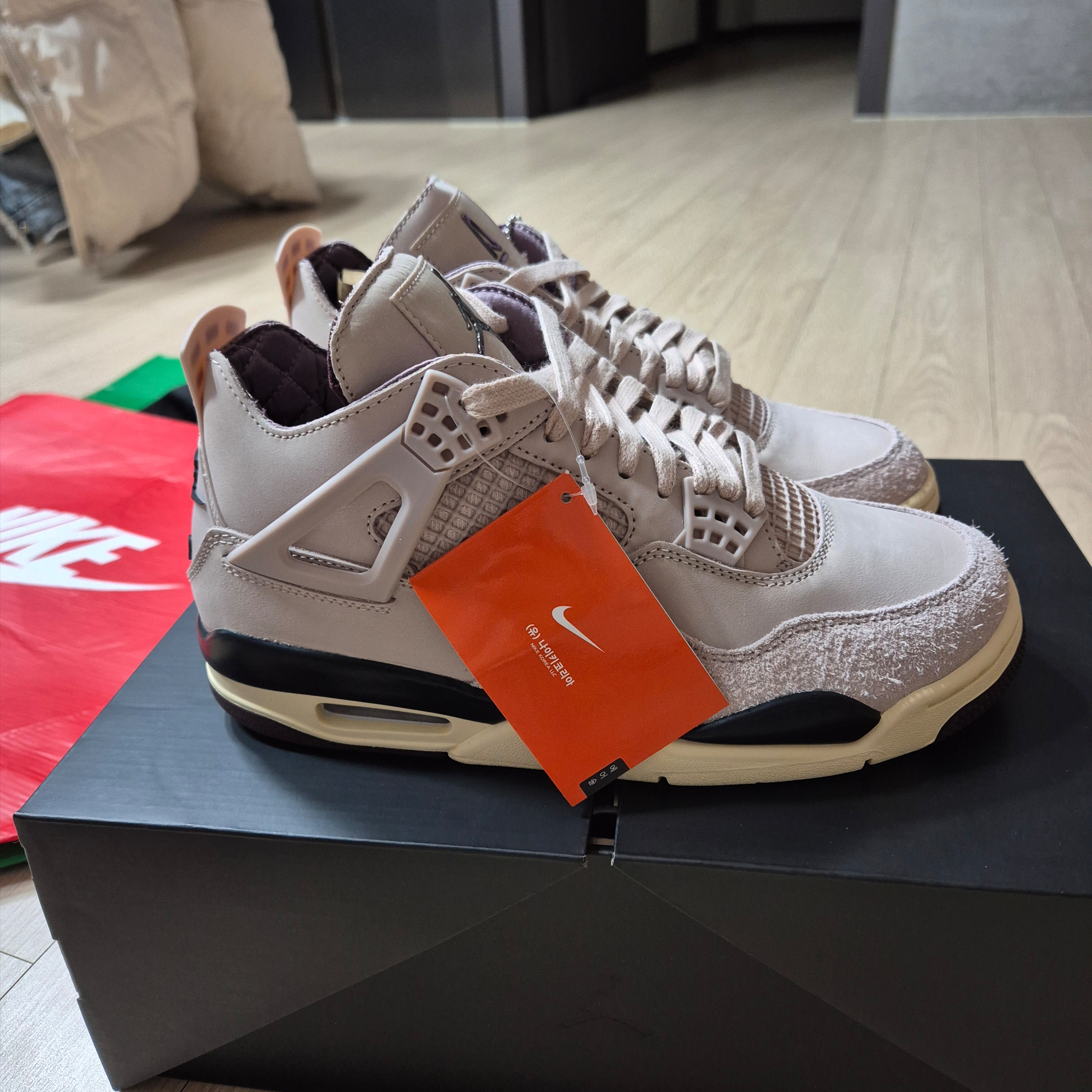 (W) Jordan 4 x A Ma Maniere Retro OG SP W.Y.W.S. 착용 스타일 - 3
