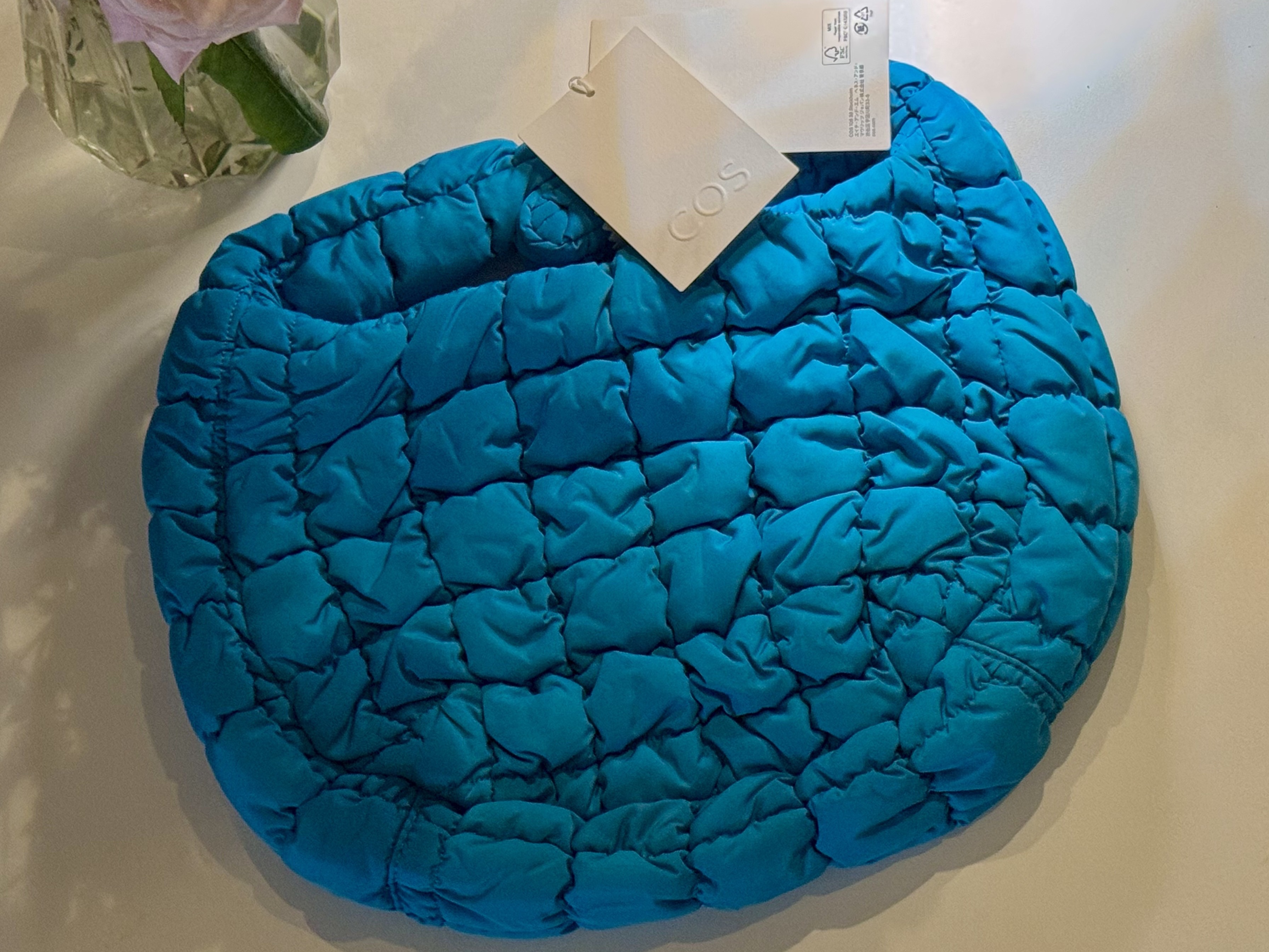 COS Quilted Mini Bag Grey, COS Quilted Mini Bag Bright Turquoise 착용 스타일 - 6