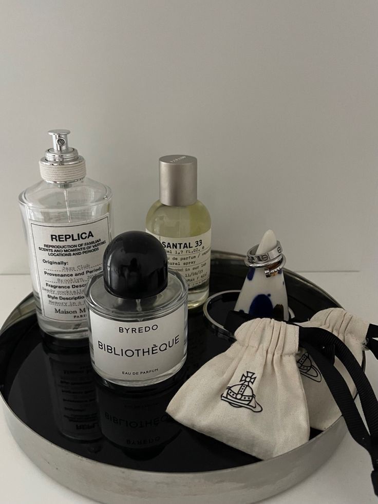 (W) Celine Triomphe 01 Sunglasses in Acetate Blonde Havana, Chanel La Creme Main Rich Hand Cream 50ml 착용 스타일 - 2