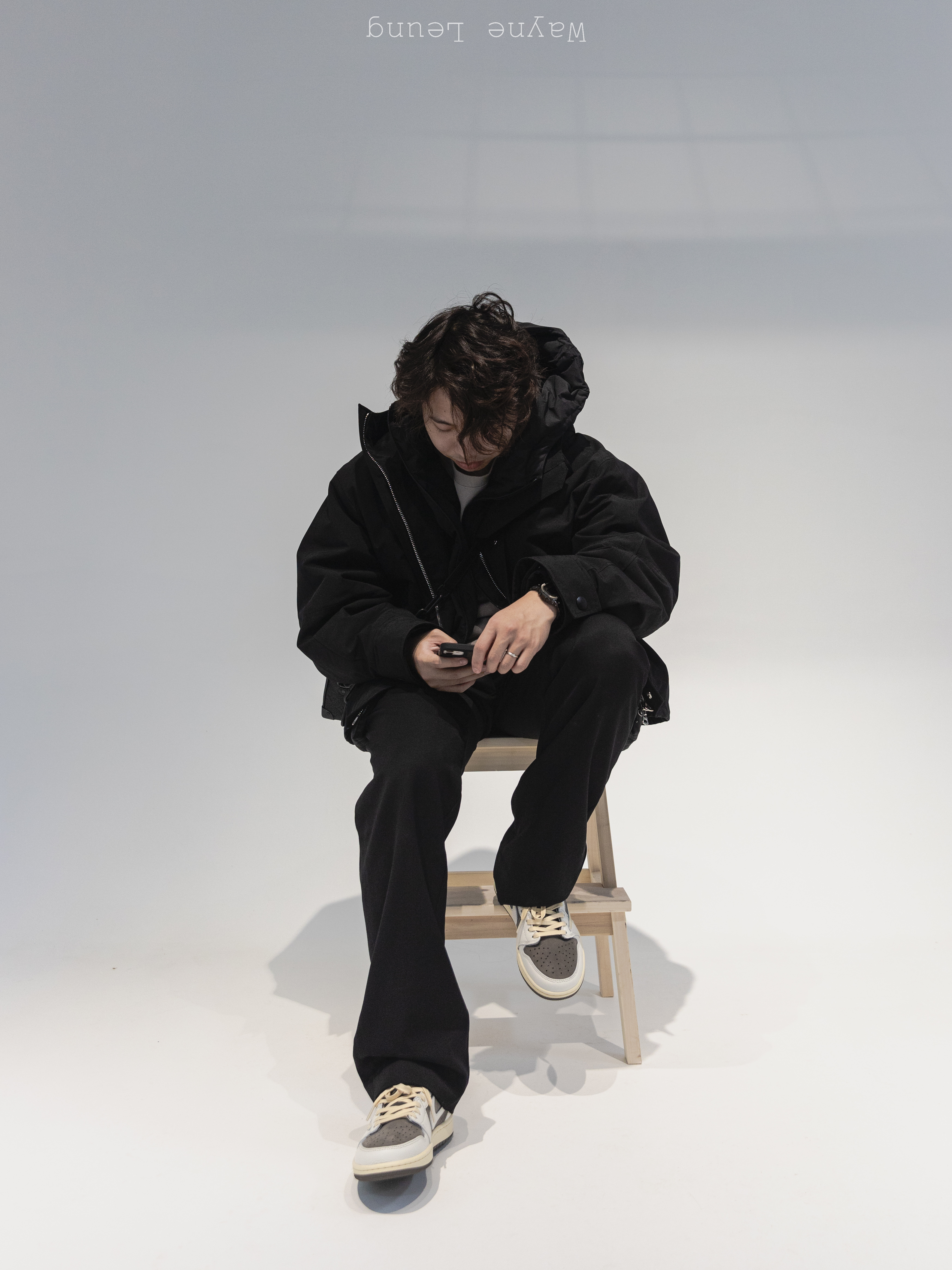 Jordan 1 x Travis Scott Retro Low OG SP Sail and Ridgerock, Balenciaga Side Band Logo Stripe Track Pants Black 착용 스타일 - 1
