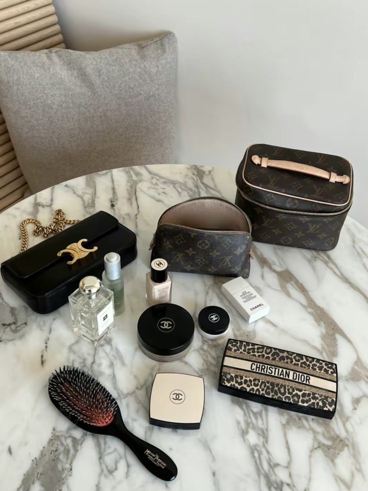 (W) Celine Triomphe 01 Sunglasses in Acetate Blonde Havana, Chanel La Creme Main Rich Hand Cream 50ml 착용 스타일 - 3