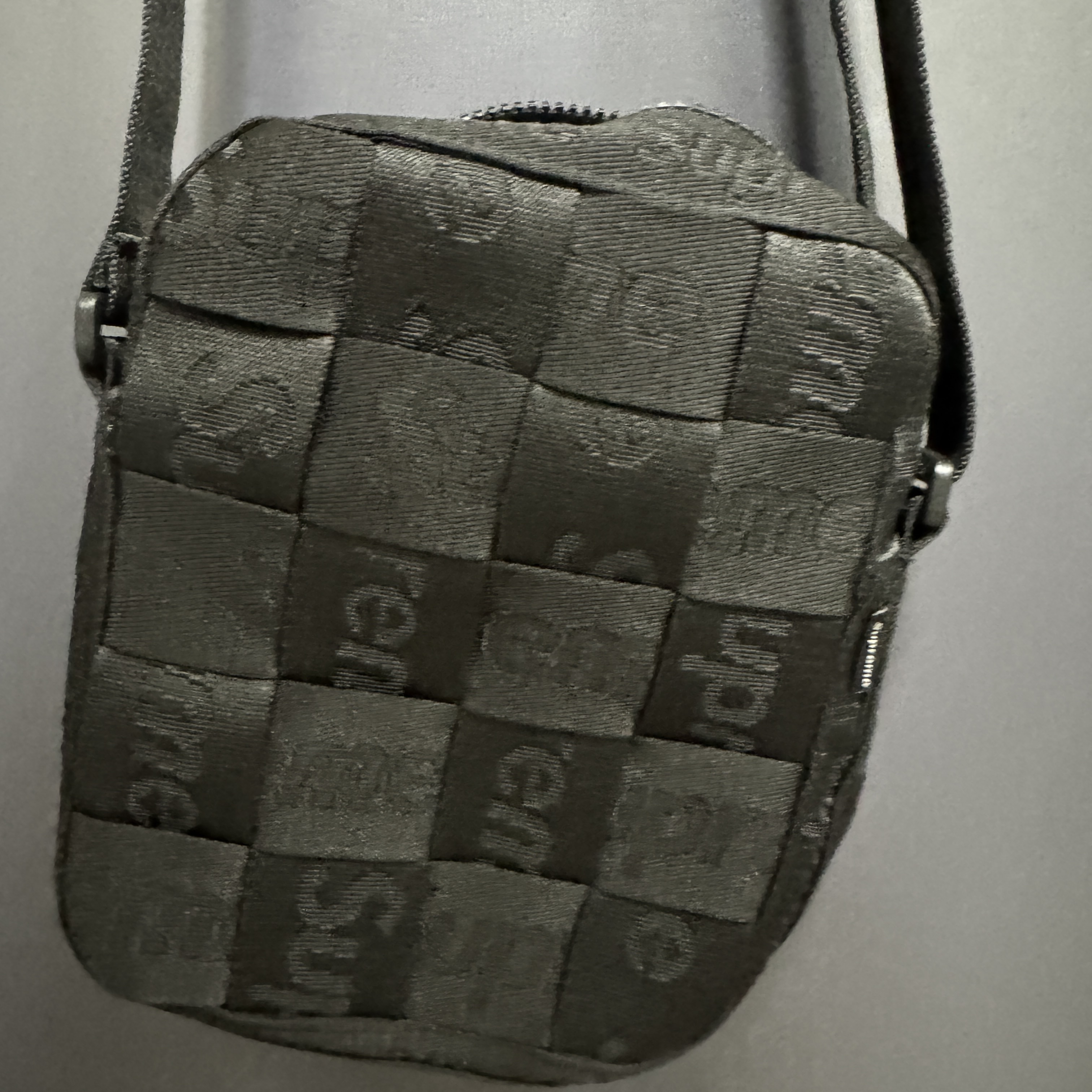 Supreme Woven Shoulder Bag Black - 23SS 착용 스타일
