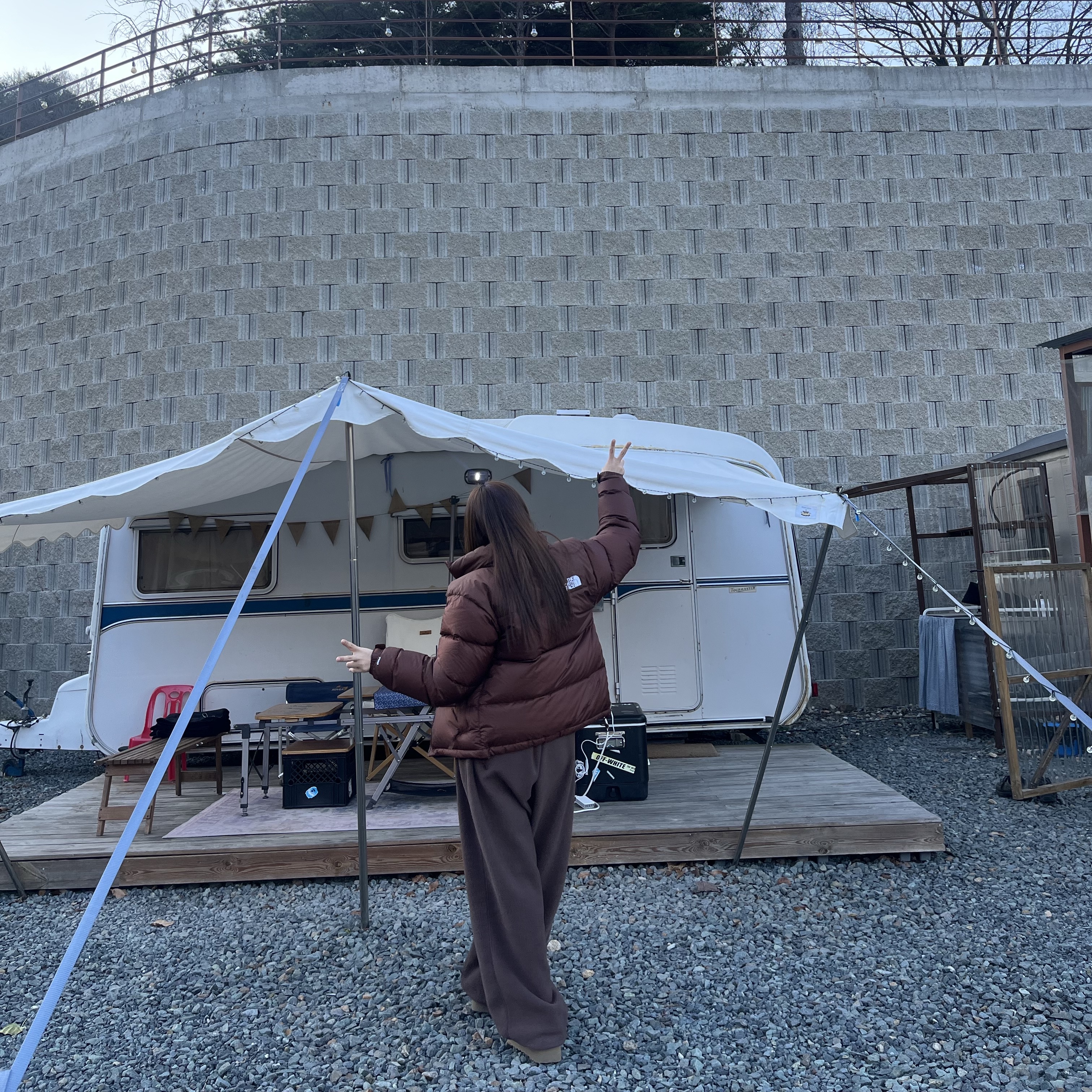 The North Face 1996 Retro Nuptse Jacket Dark Oak 착용 스타일 - 2