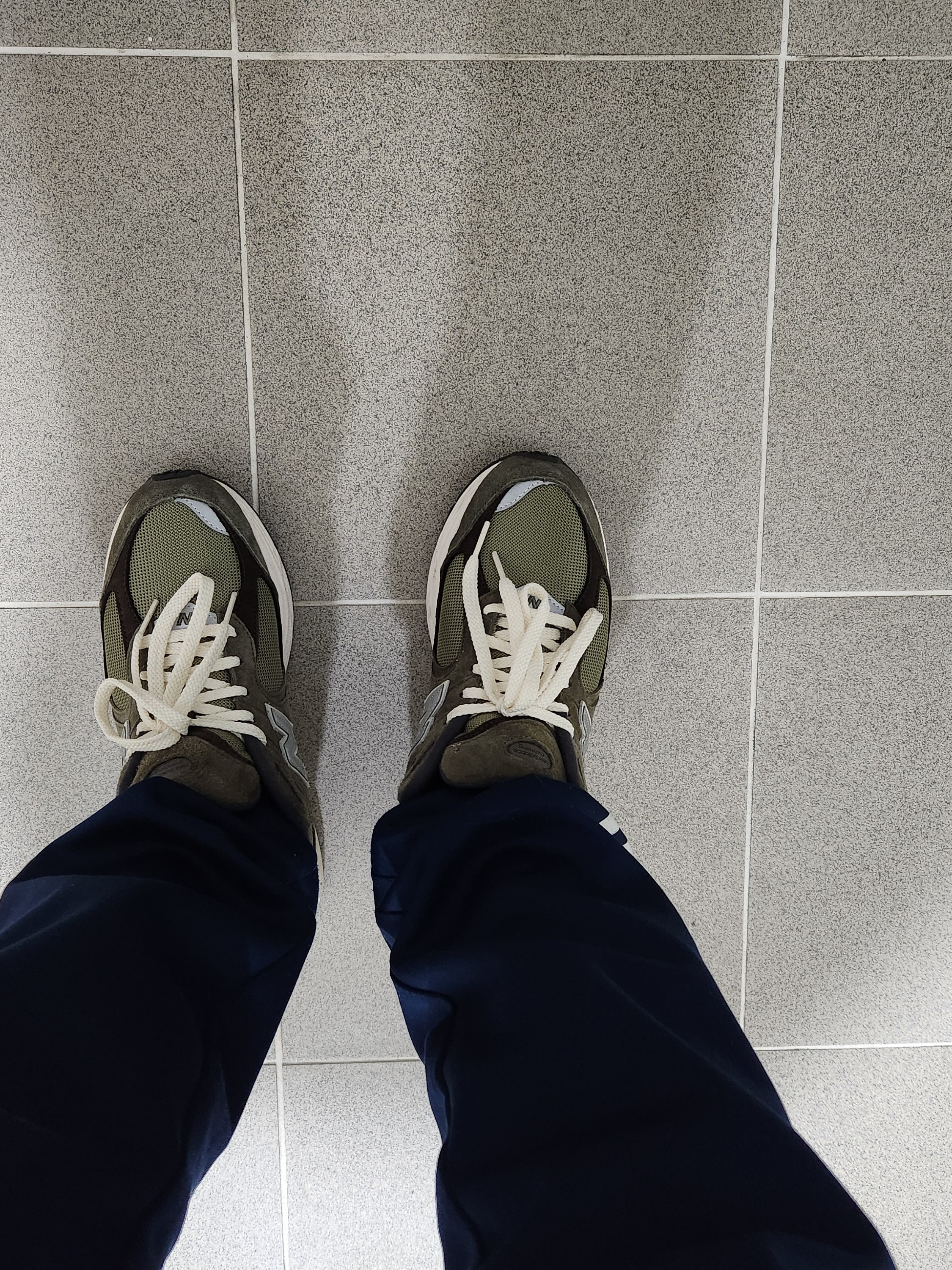 New Balance 2002R Special Vintage Khaki 착용 스타일