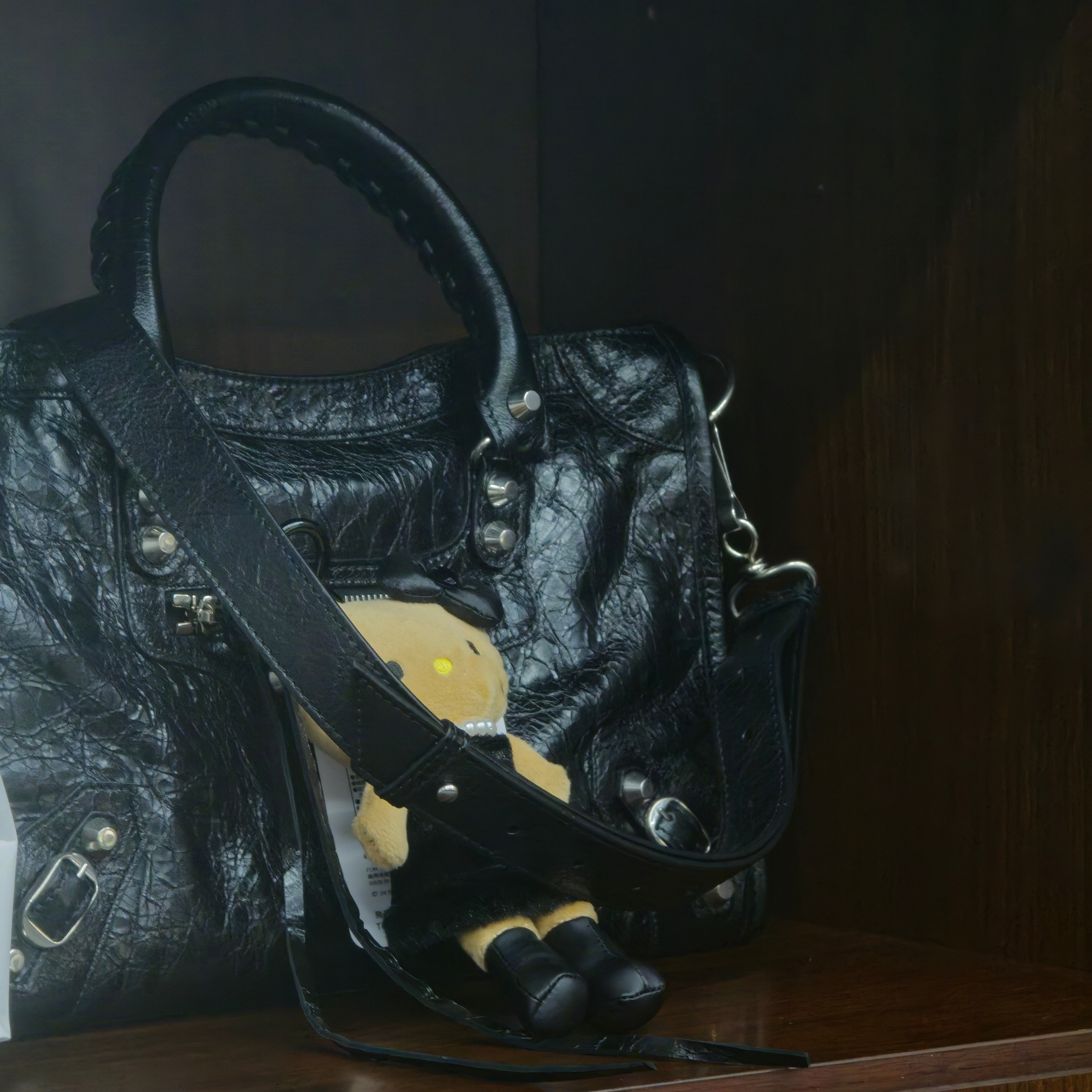 Balenciaga Le City Small Bag Black 착용 스타일