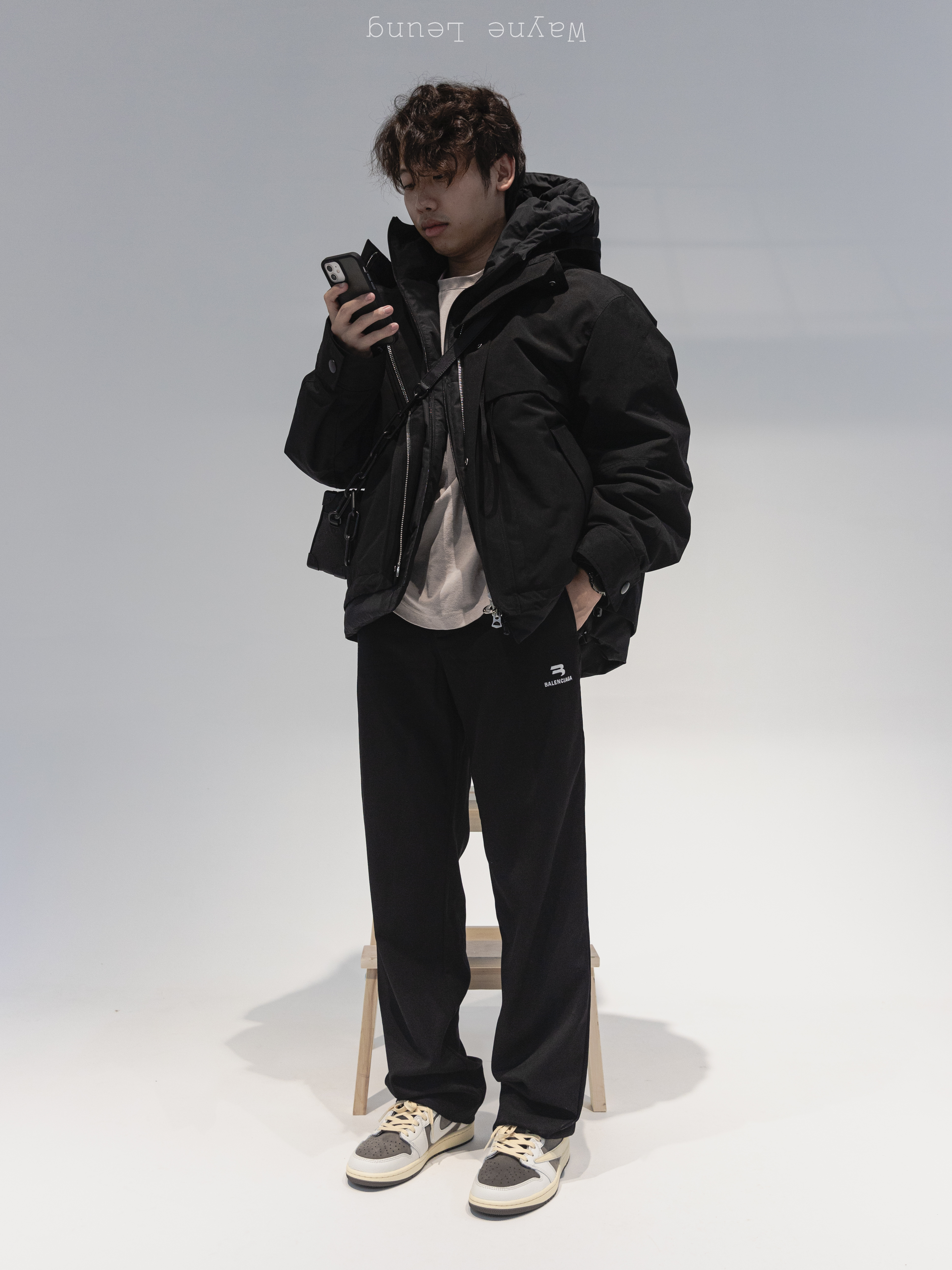 Jordan 1 x Travis Scott Retro Low OG SP Sail and Ridgerock, Balenciaga Side Band Logo Stripe Track Pants Black 착용 스타일 - 3