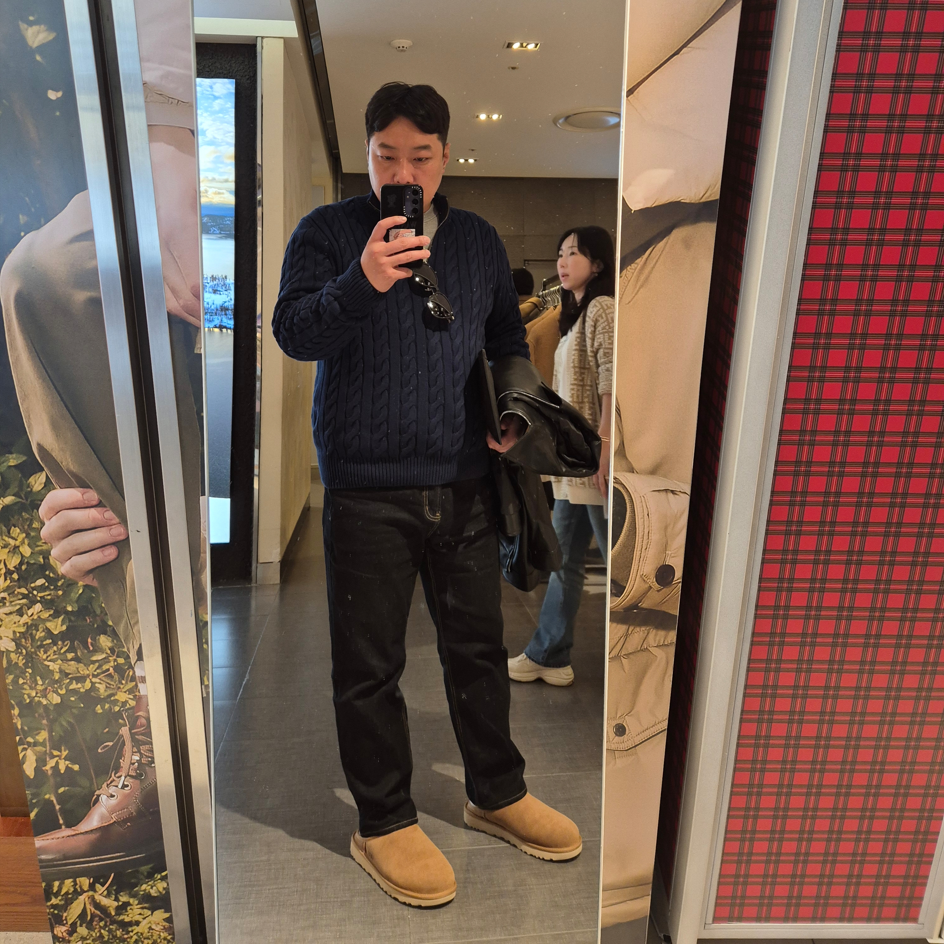 UGG Classic Slip-On Chestnut, [30% 적립] Polo Ralph Lauren Cable Knit Cotton Quarter-Zip Sweater Black - 24FW 착용 스타일