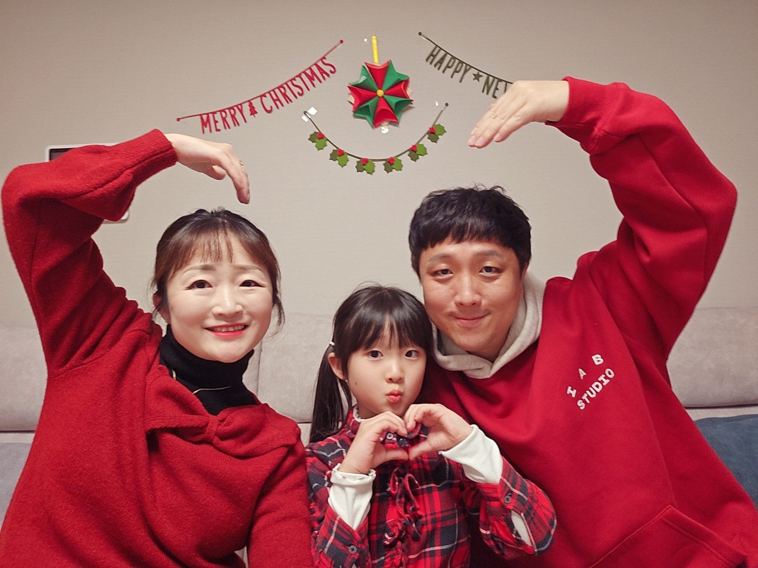 IAB Studio 24 Christmas Hoodie Burgundy Oatmeal 착용 스타일 - 4