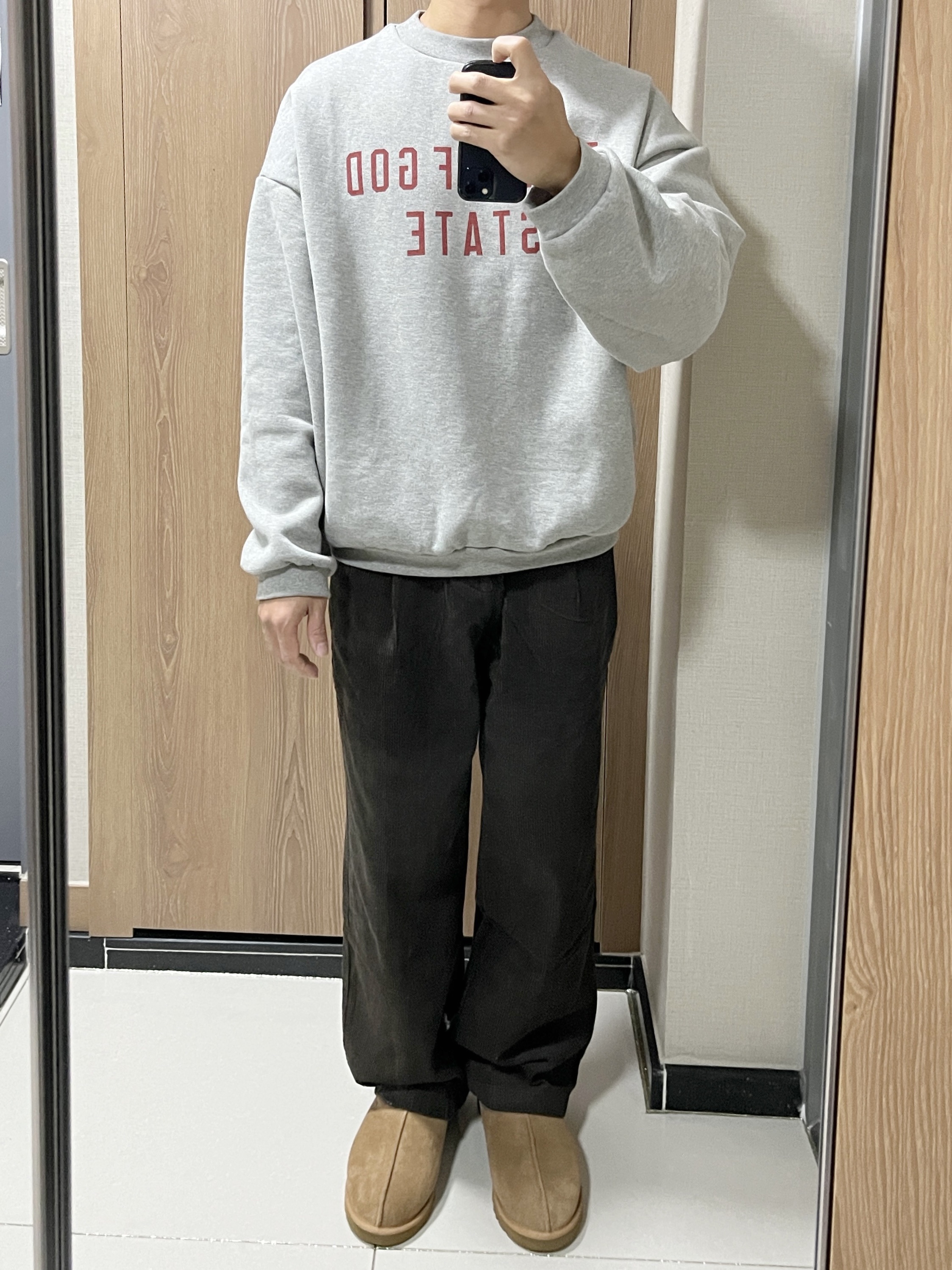 UGG Tasman Slipper Chestnut, Essentials Fleece Crewneck State Dark Heather - 24FW 착용 스타일