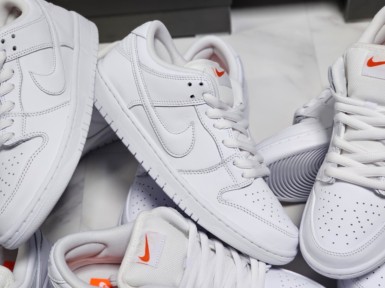 Nike SB Dunk Low Pro Triple White 착용 스타일 - 2