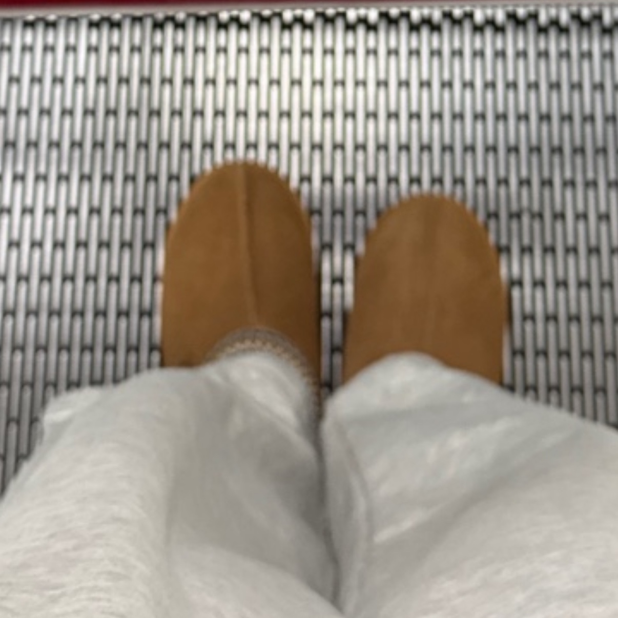 UGG Tasman Slipper Chestnut 착용 스타일